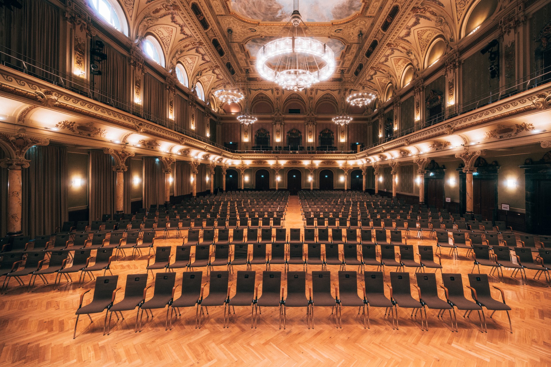 Großer Saal mit Bestuhlung und Kronleuchter in der Historischen Stadthalle Wuppertal 