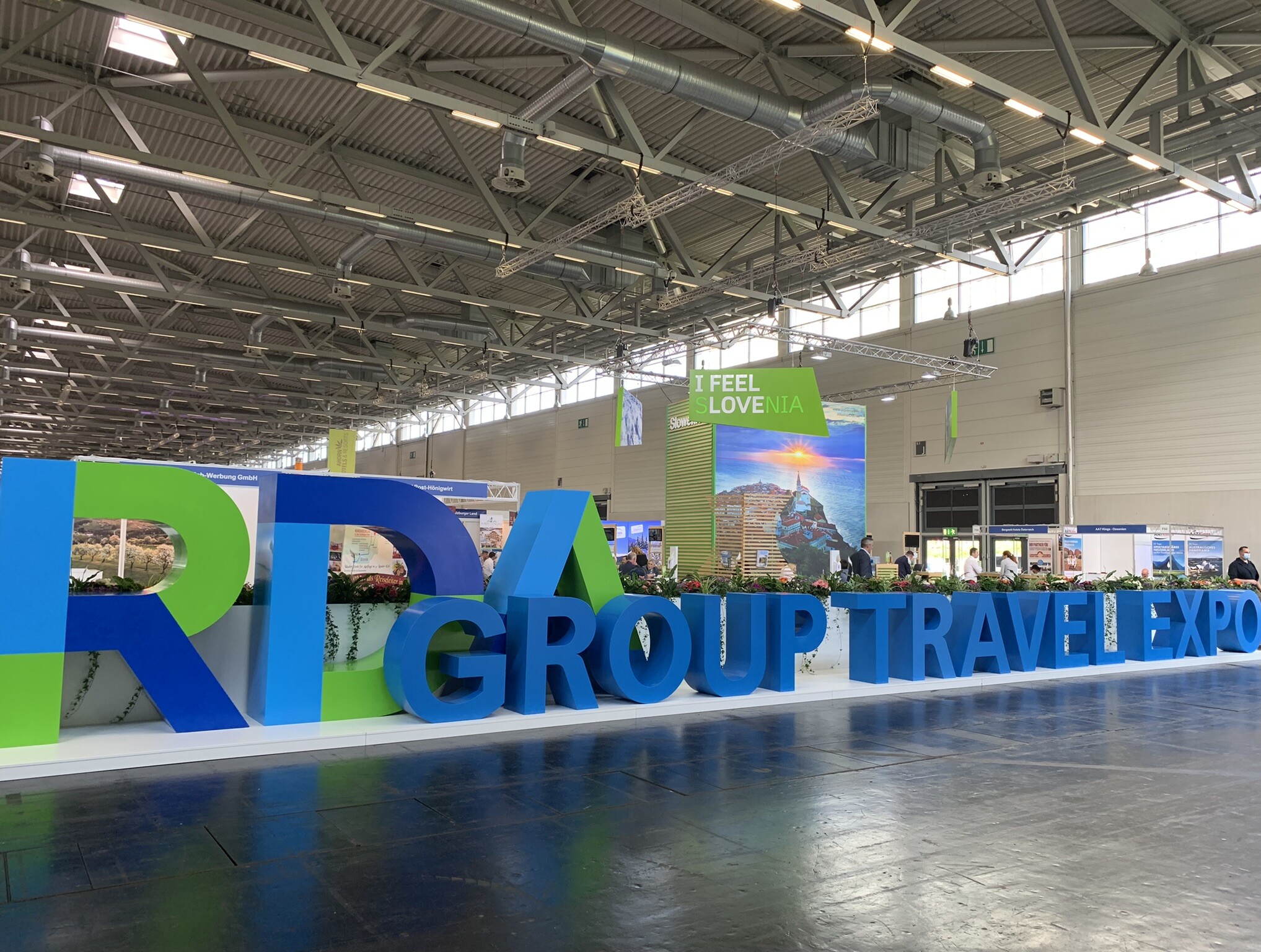 Schriftzug "RDA Group Travel Expo" in den Hallen der Koelnmesse 