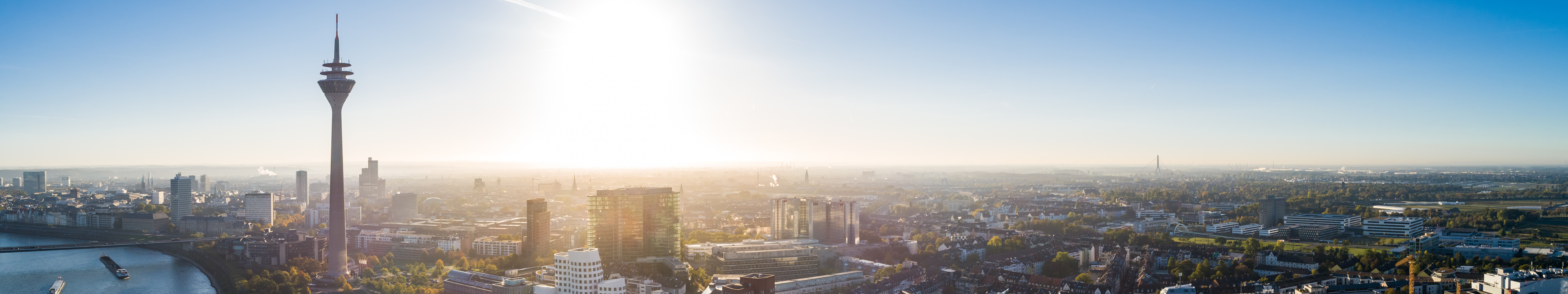 Blick auf den Medienhafen Düsseldorf mit dem Rheinturm im Gegenlicht