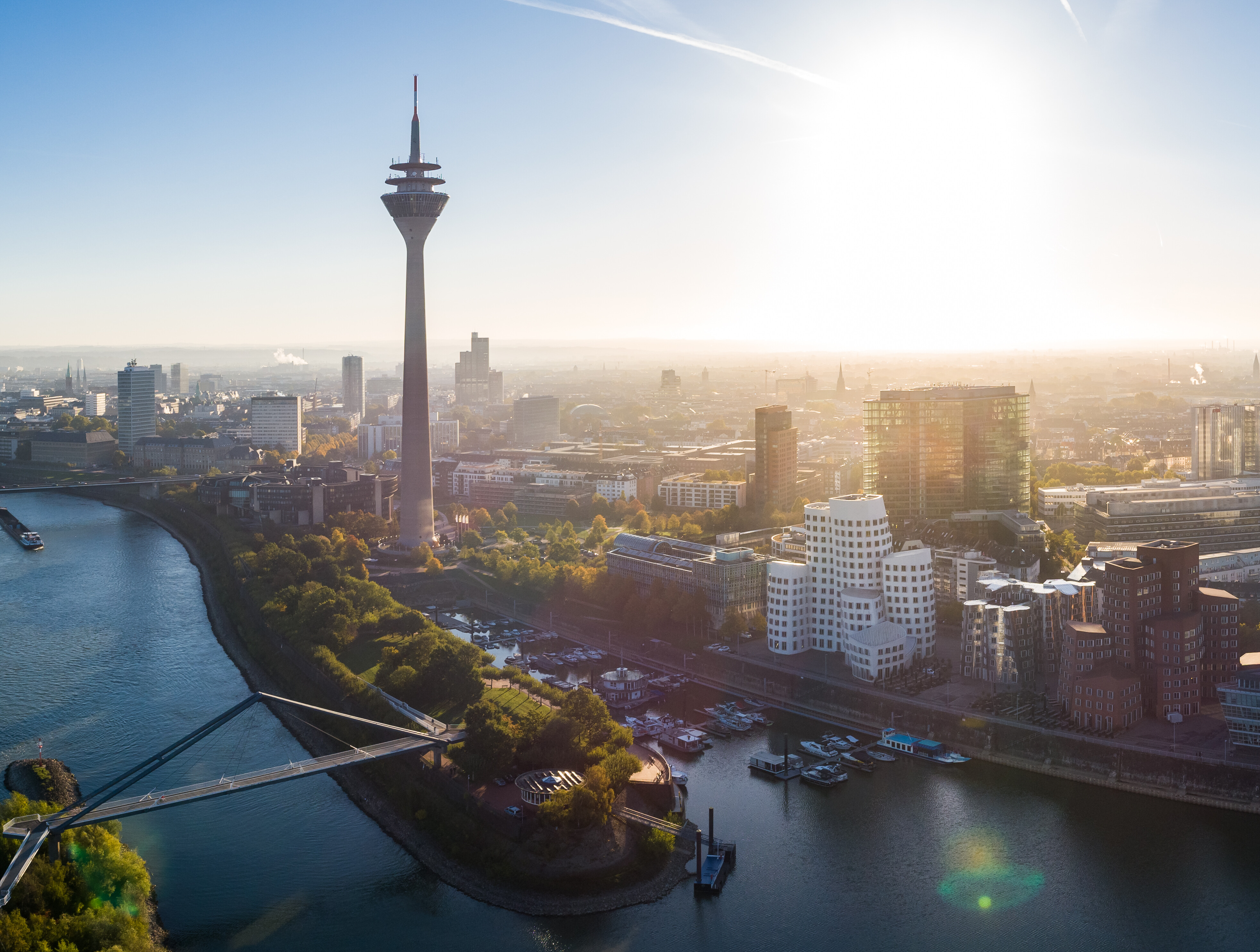 Blick auf den Medienhafen Düsseldorf mit dem Rheinturm im Gegenlicht. © Tourismus NRW e.V. 