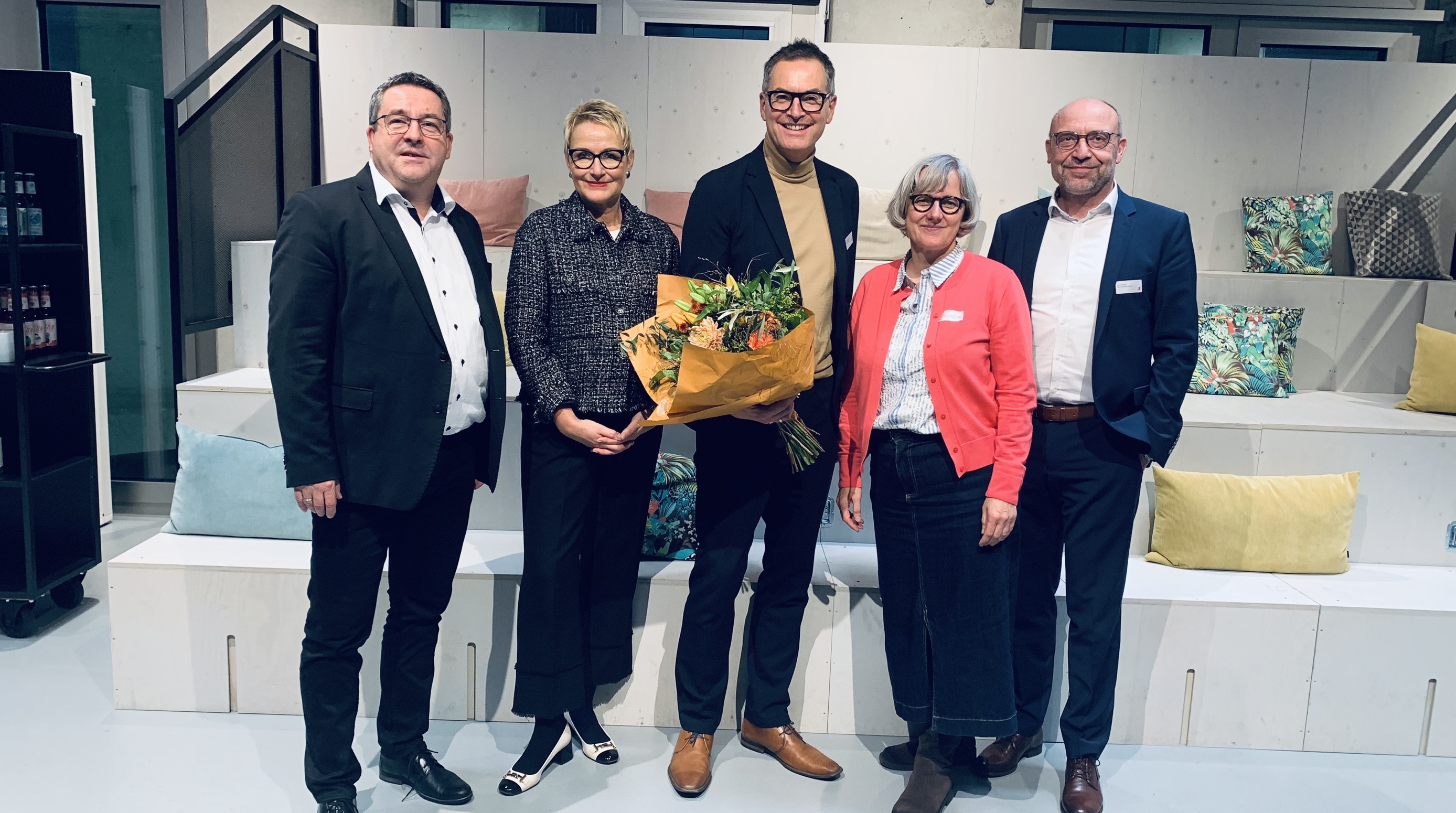 Mitglieder des Vorstands des Tourismus NRW mit NRW-Wirtschaftsstaatssekretärin Silke Krebs und Tourismus-NRW-Geschäftsführerin Dr. Heike Döll-König. Der bisherige Vorstandsvorsitzende Dr. Achim Schloemer hat einen Blumenstrauß in der Hand. 