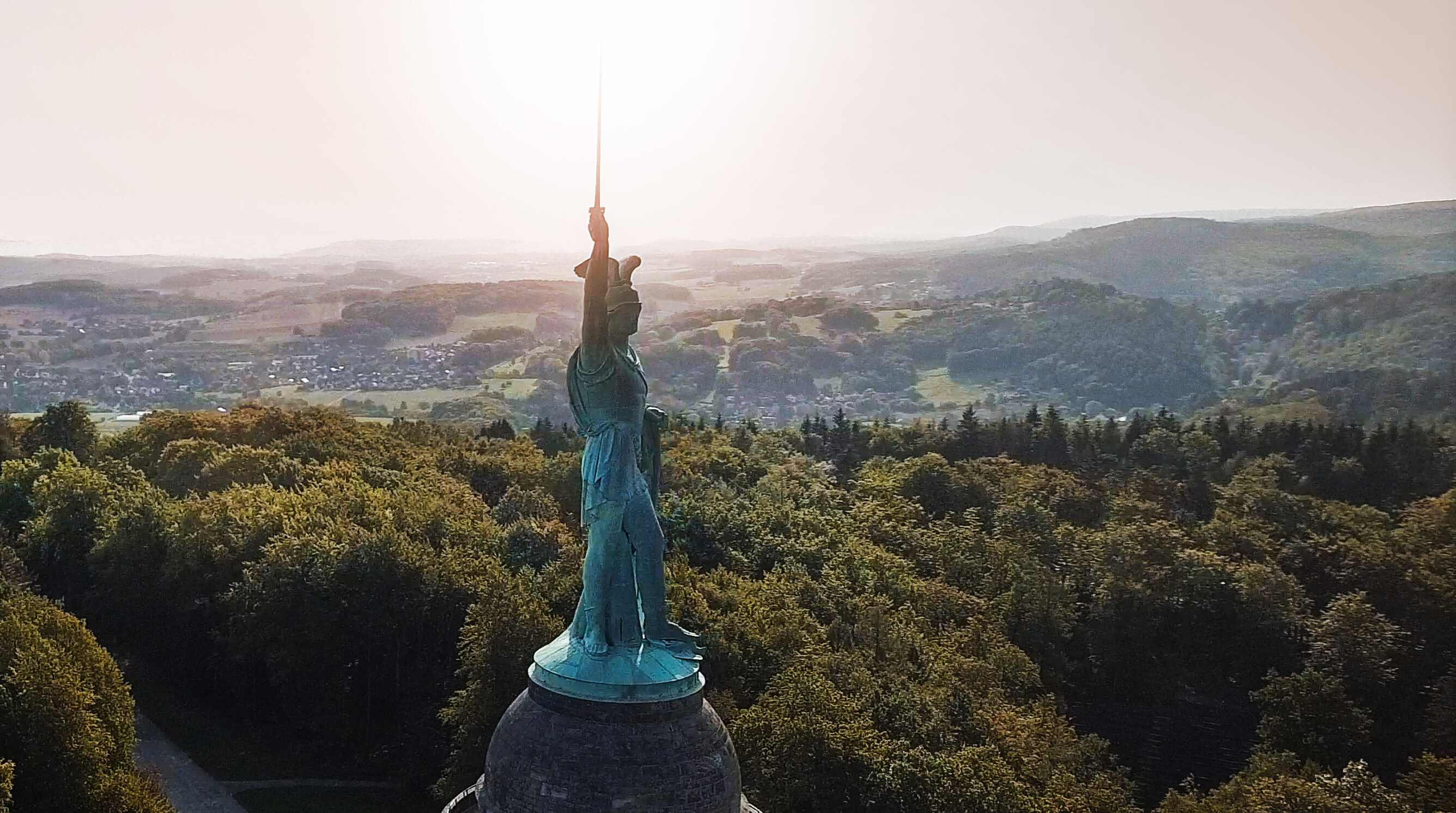 Das Hermannsdenkmal von Ernst von Bandel steht bei Detmold im Teutoburger Wald. 