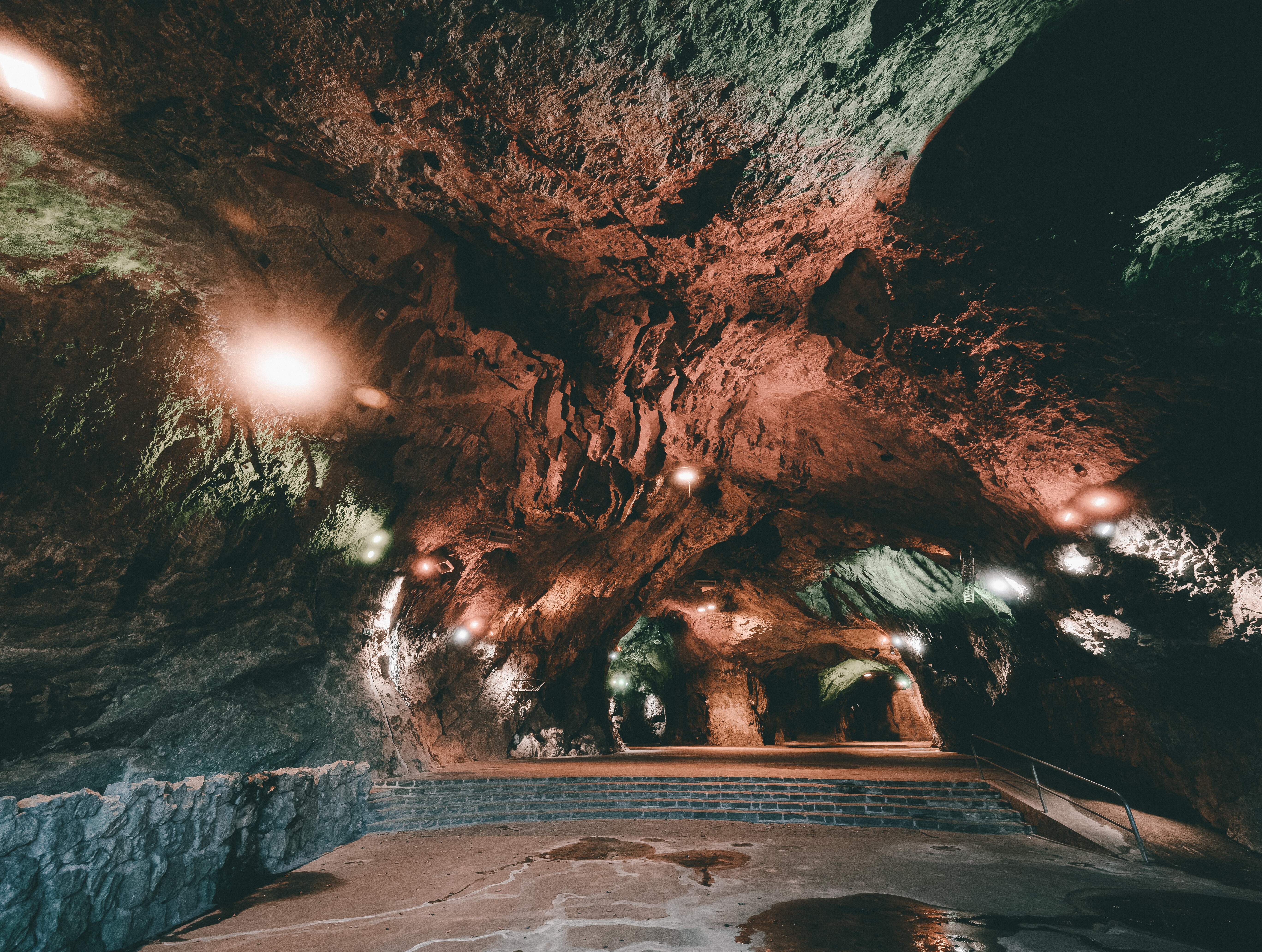 Die Felsen im Inneren der Balver Höhle sind in warme Farben getaucht.  