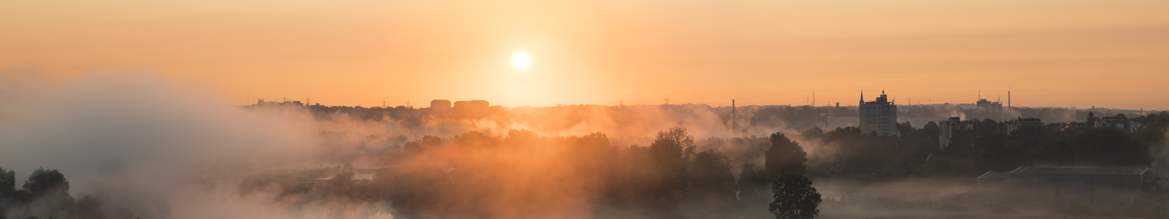 Sonnenaufgang mit Nebelschwanden im Ruhrgebiet. 