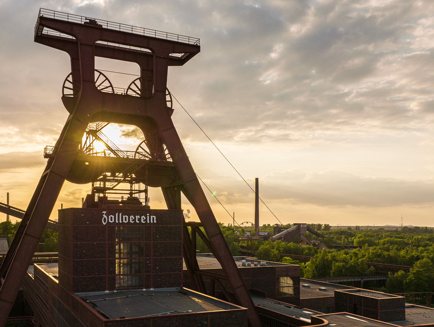 Der markante Doppelbock-Turm von Zeche Zollverein in Essen vor Sonnenuntergang