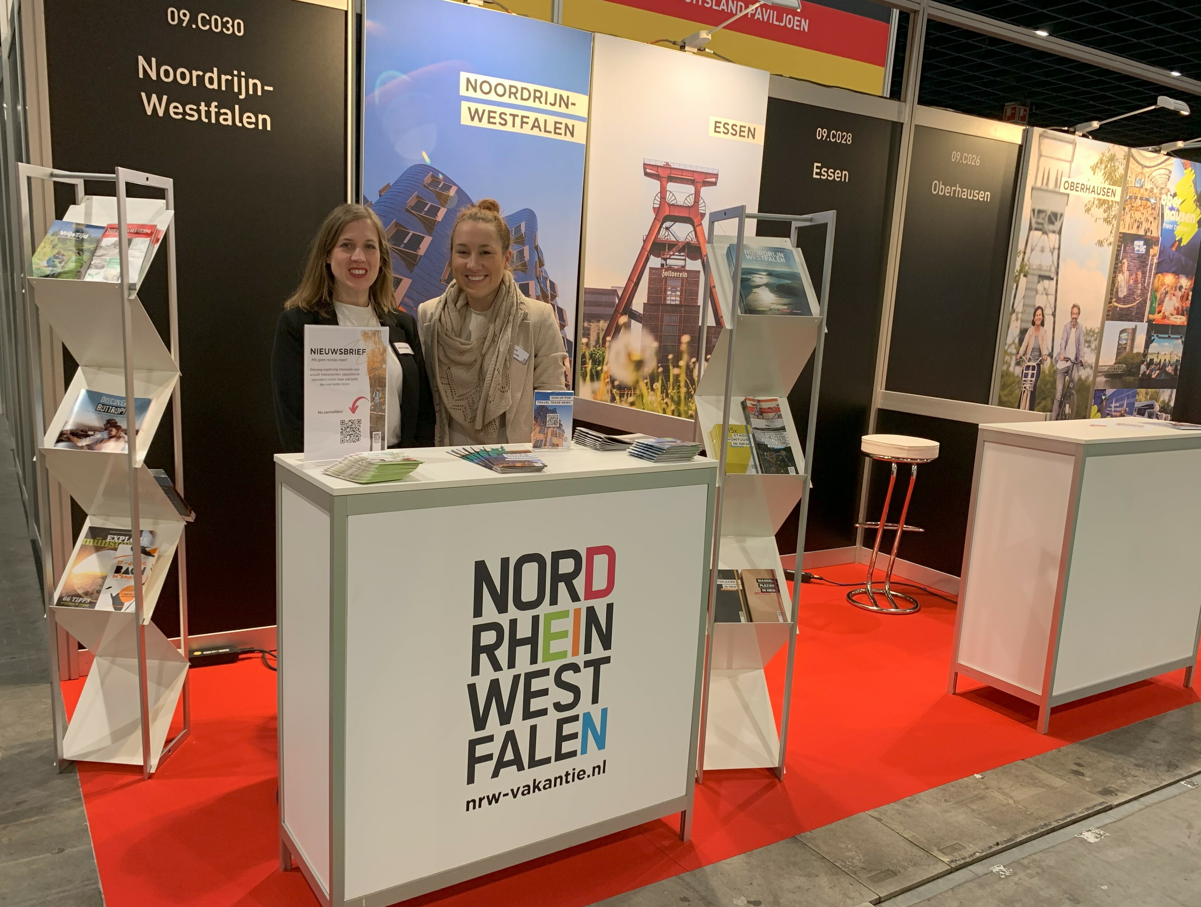 Zwei Mitarbeiterinnen des Tourismus NRW stehen am NRW-Stand auf der Vakantiebeurs 2024 in Utrecht