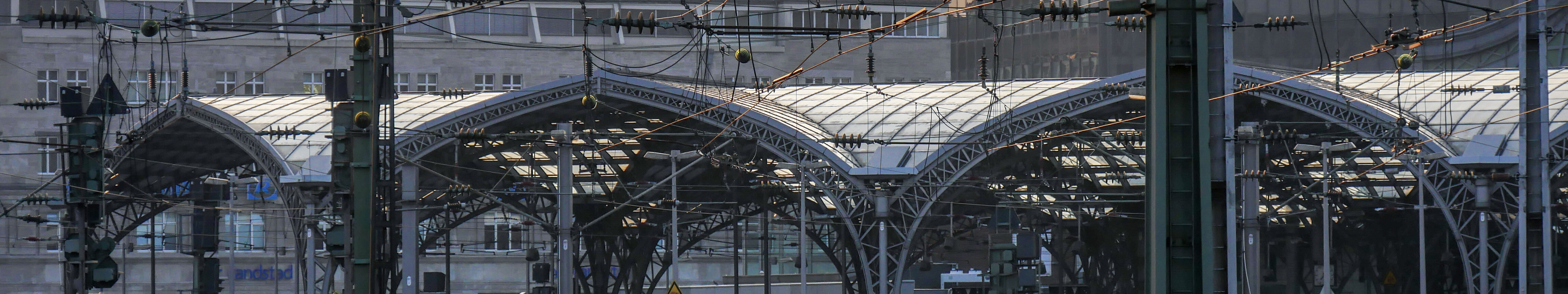 Gleise führen in den Hauptbahnhof in Köln