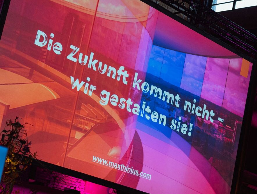 Tourismustag NRW x Ruhrgebiet © Tourismus NRW e.V./Thomas Kaup Beim Tourismustag NRW x Ruhrgebiet 2026 in der Kokerei Hansa in Dortmund steht auf einer Präsentationsfolie "Die Zukunft kommt nicht - wir gestalten sie!"