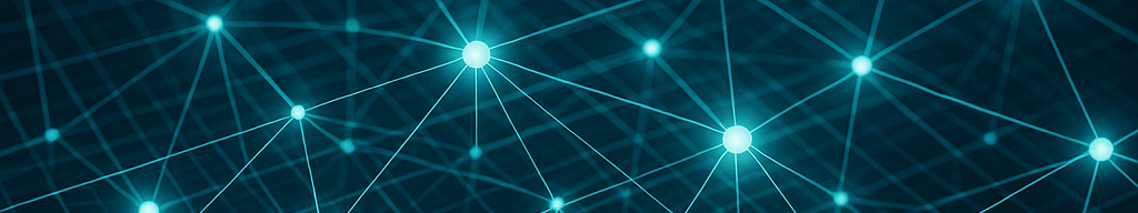 Leuchtend blaue Netzwerkknoten sind durch feine Linien auf einem dunklen, rasterförmigen Hintergrund verbunden; abstrahierte Darstellung eines digitalen Datennetzwerks.