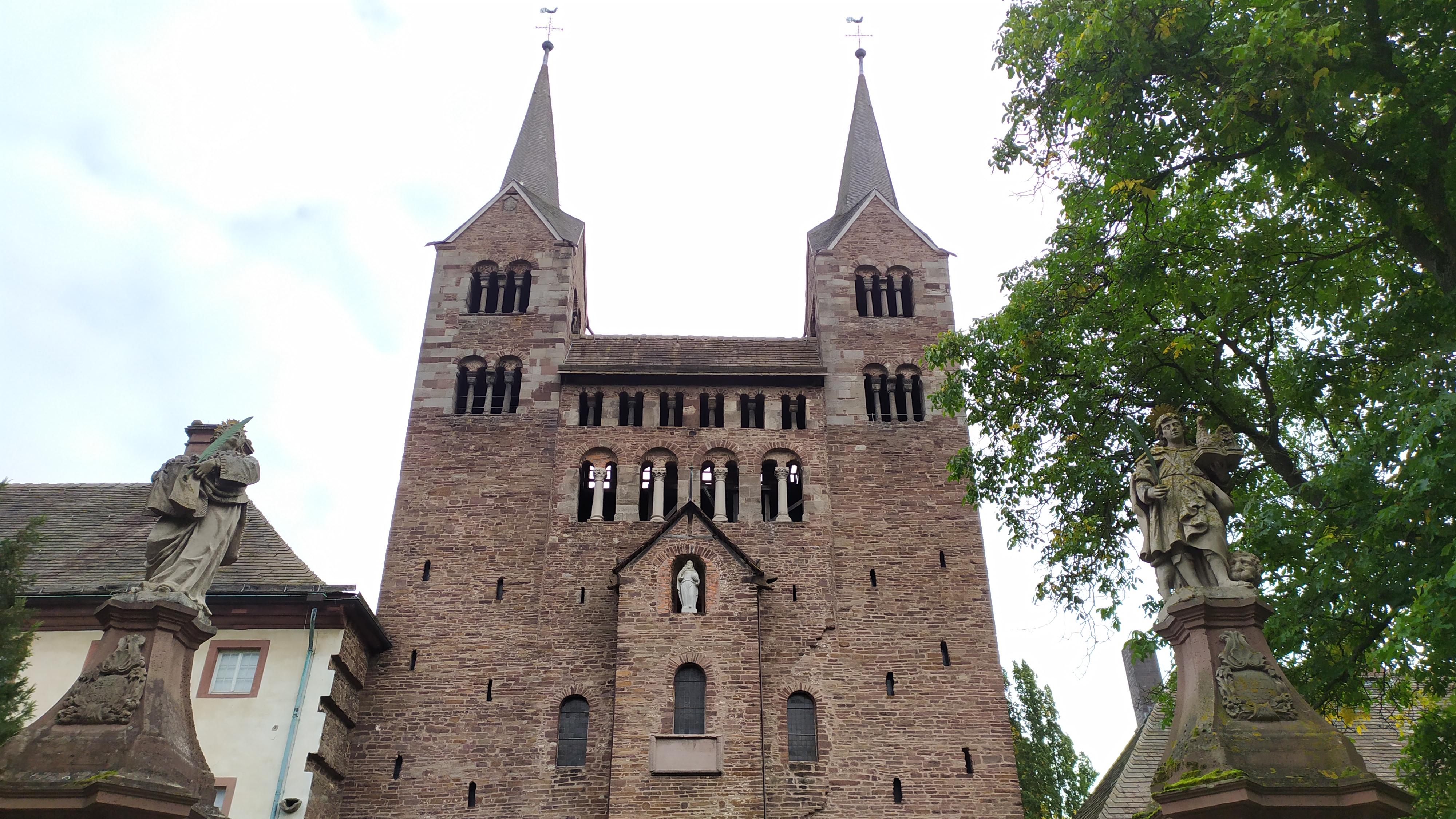 Das Westwerk des ehemaligen Benediktinerklosters und heutigen Schloss Corvey in Höxter gehört zum Welterbe der Unesco.