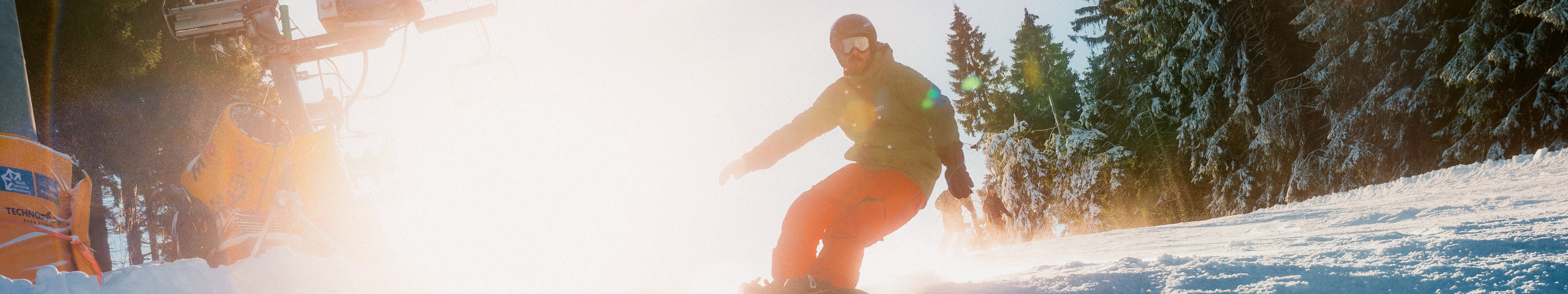 Skifahrer und Sesselbahn in Winterberg