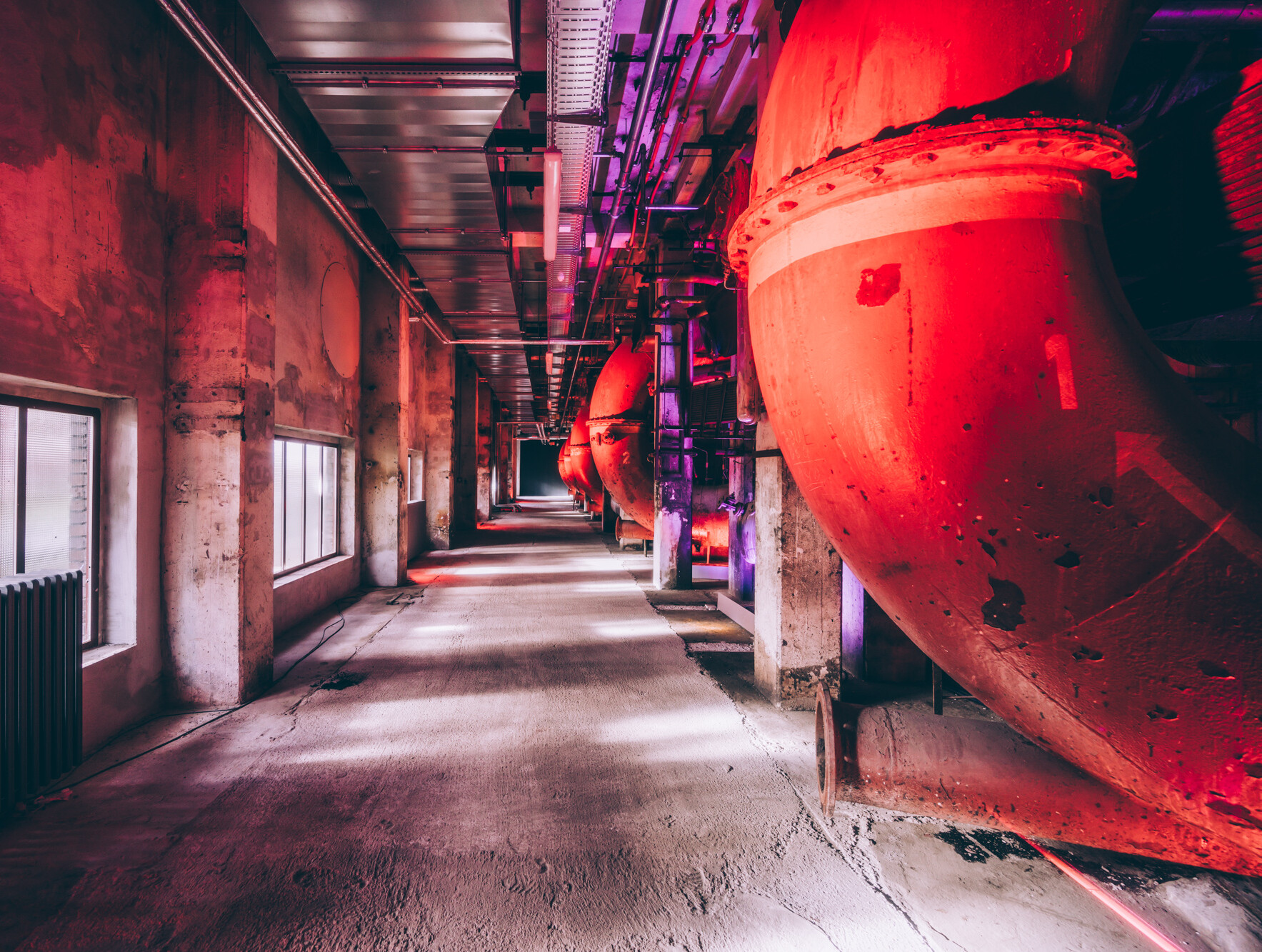 Beleuchtete Ofenrohre auf Zollverein in Essen 