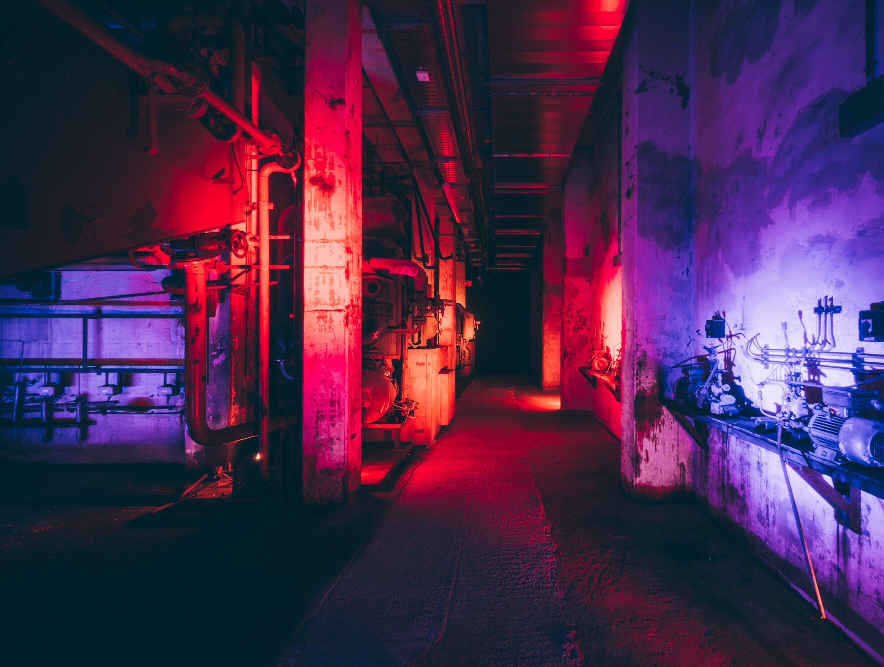 Beleuchtetes Museumsareal auf dem des Unesco-Welterbe Zollverein in Essen © Tourismus NRW e.V./Johannes Höhn Blick in die ehemalige, mit rotem und violettem Neonlicht beleuchtete Fabrikanlage des heutigen Unesco-Welterbes Zollverein in Essen.