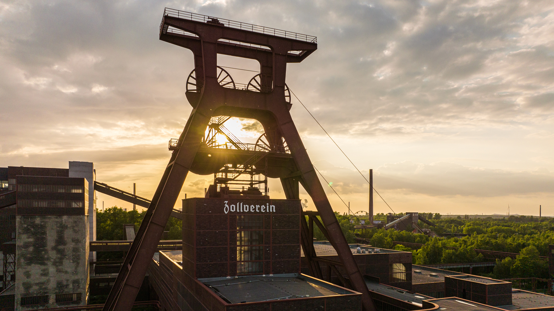 Der markante Doppelbock-Turm von Zeche Zollverein in Essen vor Sonnenuntergang. © Tourismus NRW e.V.