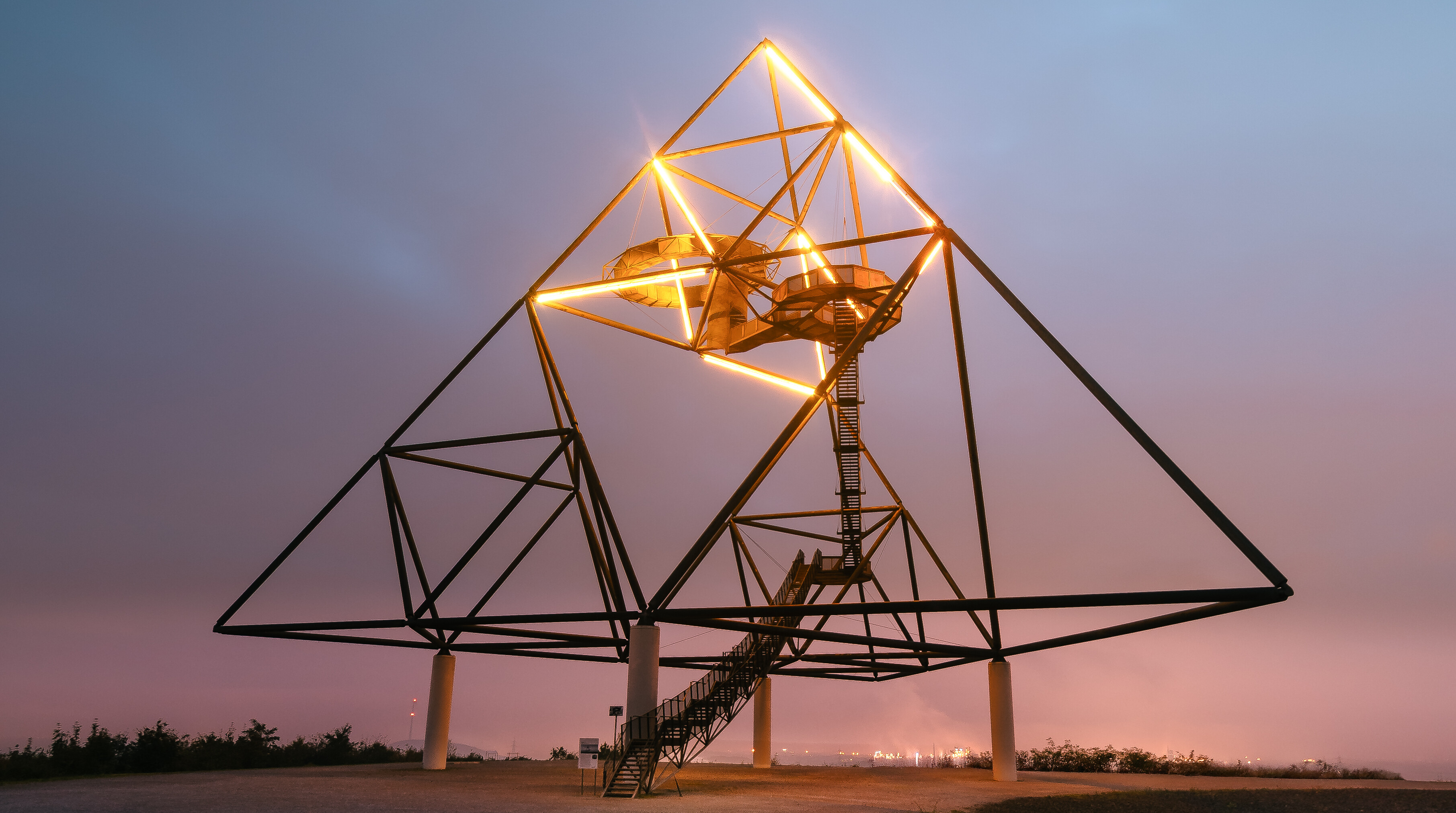 Der Tetraeder in Bottrop ist eine besondere Sehenswürdigkeit: Die begehbare Pyramide auf der Halde Beckstraße bietet einen weiten Panoramablick.