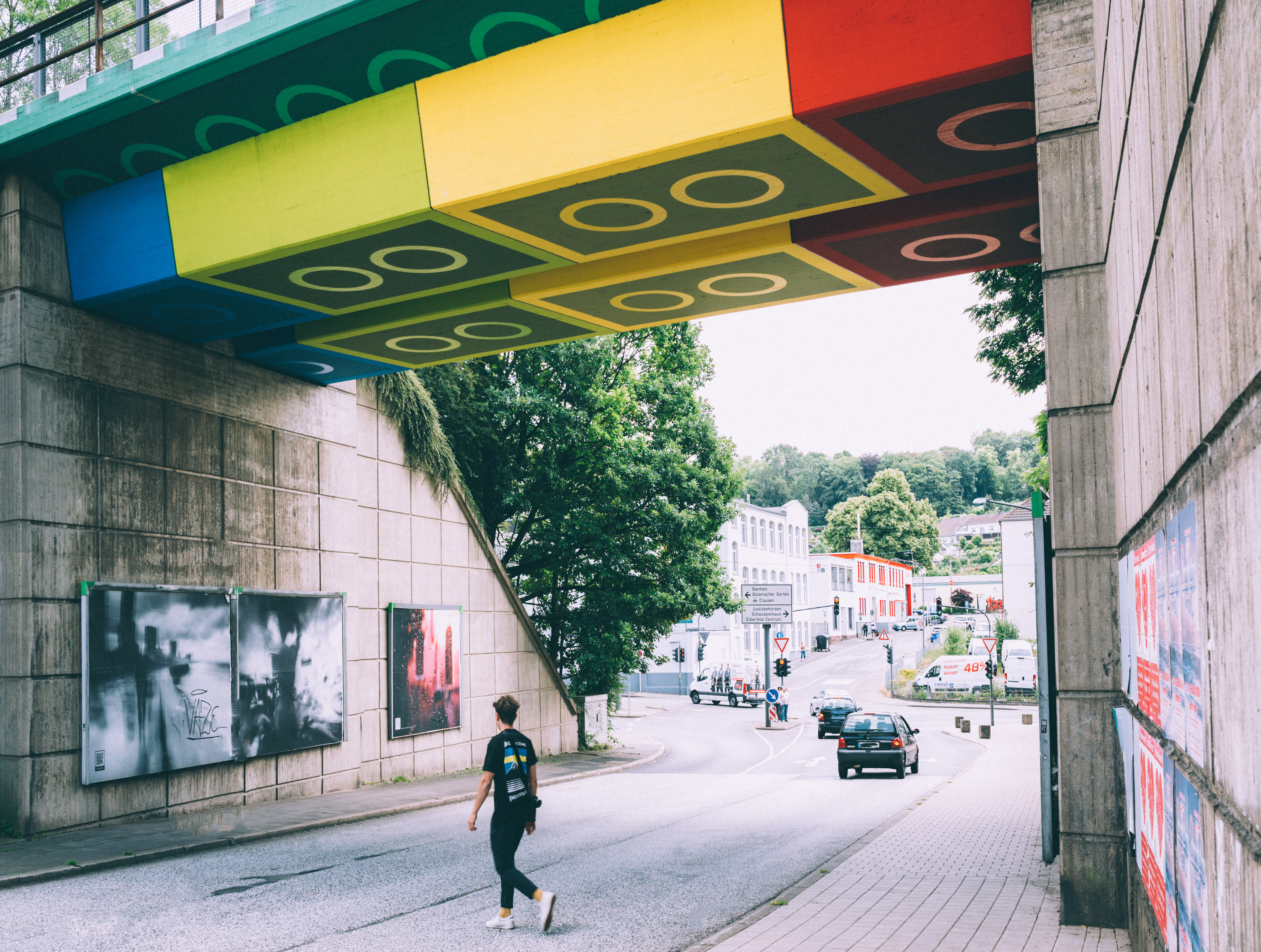 Die "Legobrücke" in Wuppertal, vom Künstler Martin Heuwold bemalt in Form von überdimensionalen Legosteinen. © Tourismus NRW e.V./Johannes Höhn