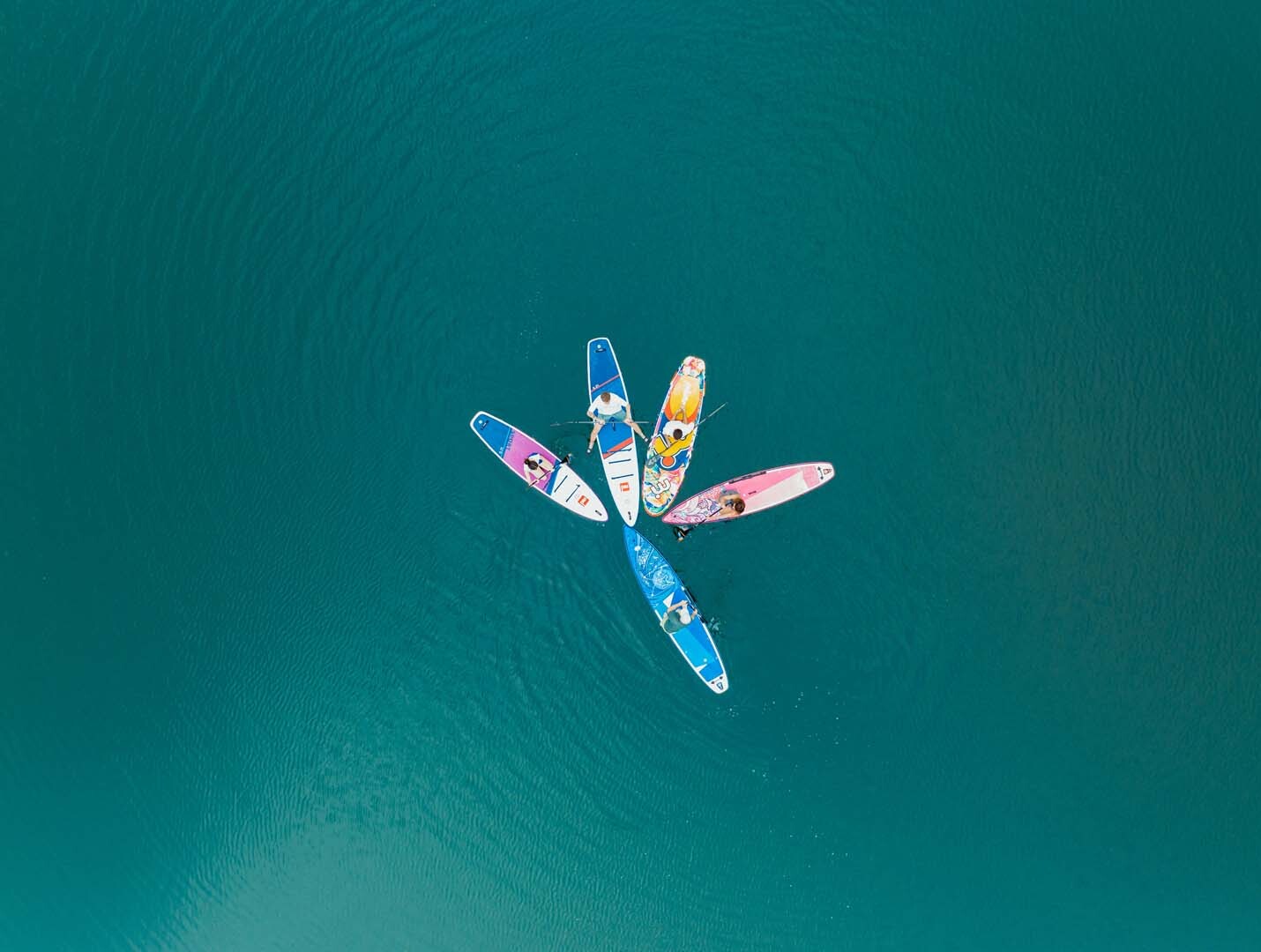 Menschen beim Stand-up-Paddling an der Bevertalsperre