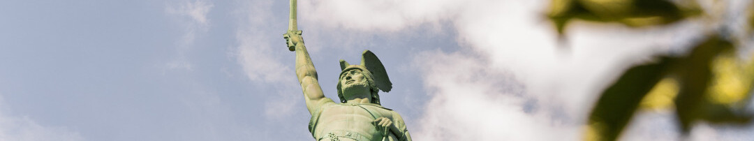 Hermannsdenkmal © Tourismus NRW e.V. Hermannsdenkmal aus der Froschperspektive vor blauem Himmel