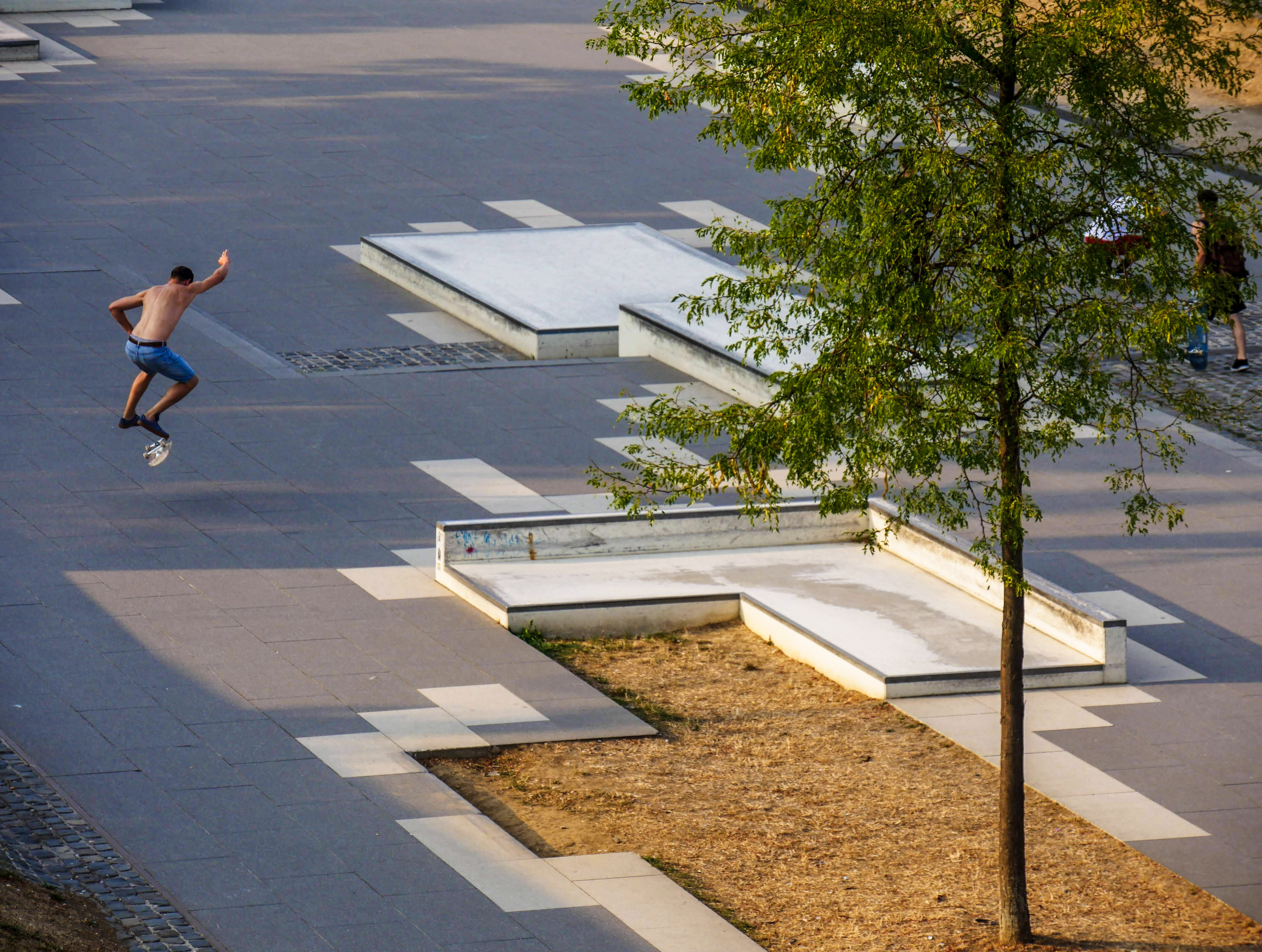 Skateboarder springt in die Luft und dreht sein Skateboard © Joris Felix