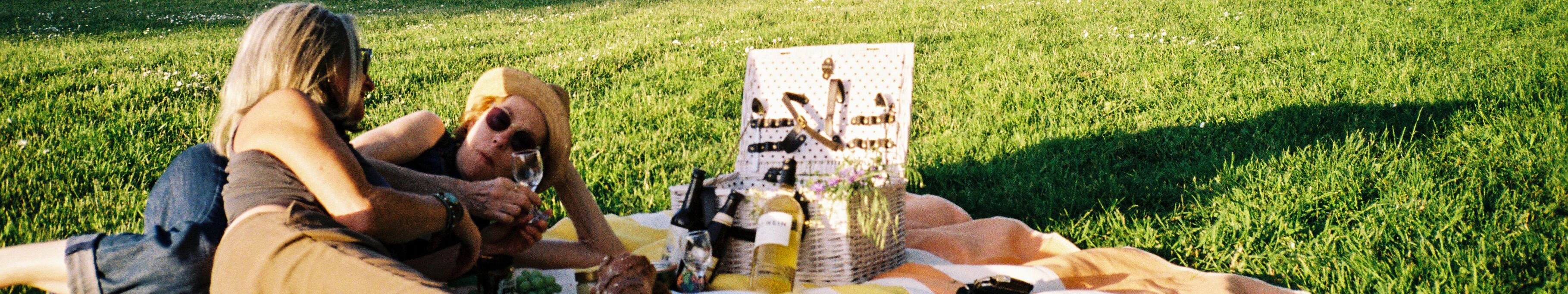 Picknick am Schloss Nordkirchen © Molle & Korn/Henri Schade Zwei Frauen liegen auf einer Picknickdecke am Schloss Nordkirchen im Münsterland.