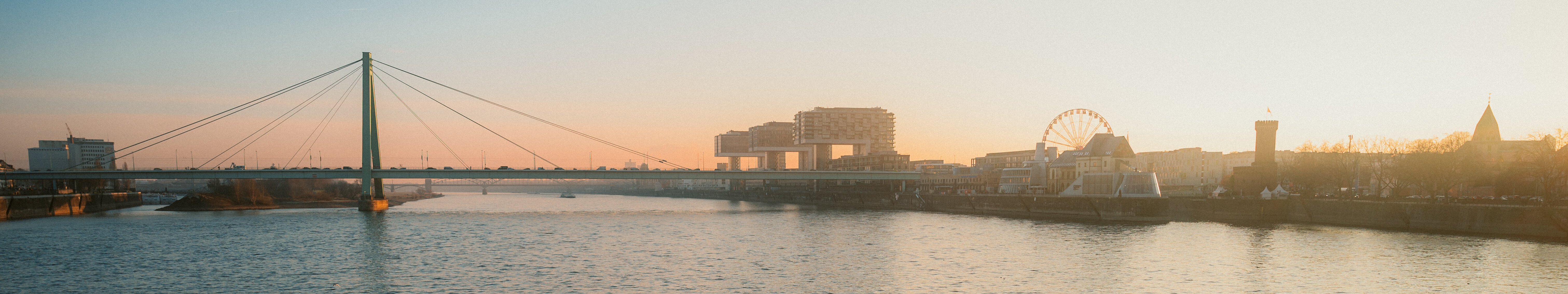 Schiffstour auf dem Rhein © Tourismus NRW e.V./Johannes Höhn Strandkörbe auf dem Bug eines Schiffes, das auf dem Rhein bei Köln fährt