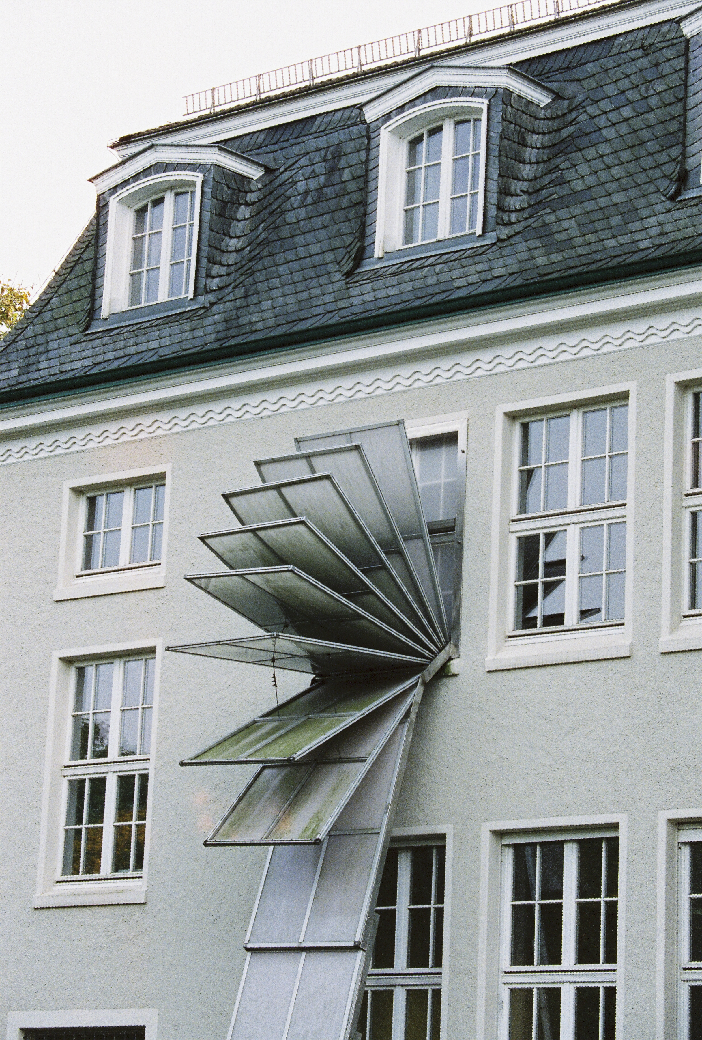 Zentrum für verfolgte Künste in Solingen mit dem Kunstwerk "Solinger Fenstersturz" © © Tourismus NRW e.V./Fotograf: Johannes Höhn/Künstler: Alfons Rudolf Scholl