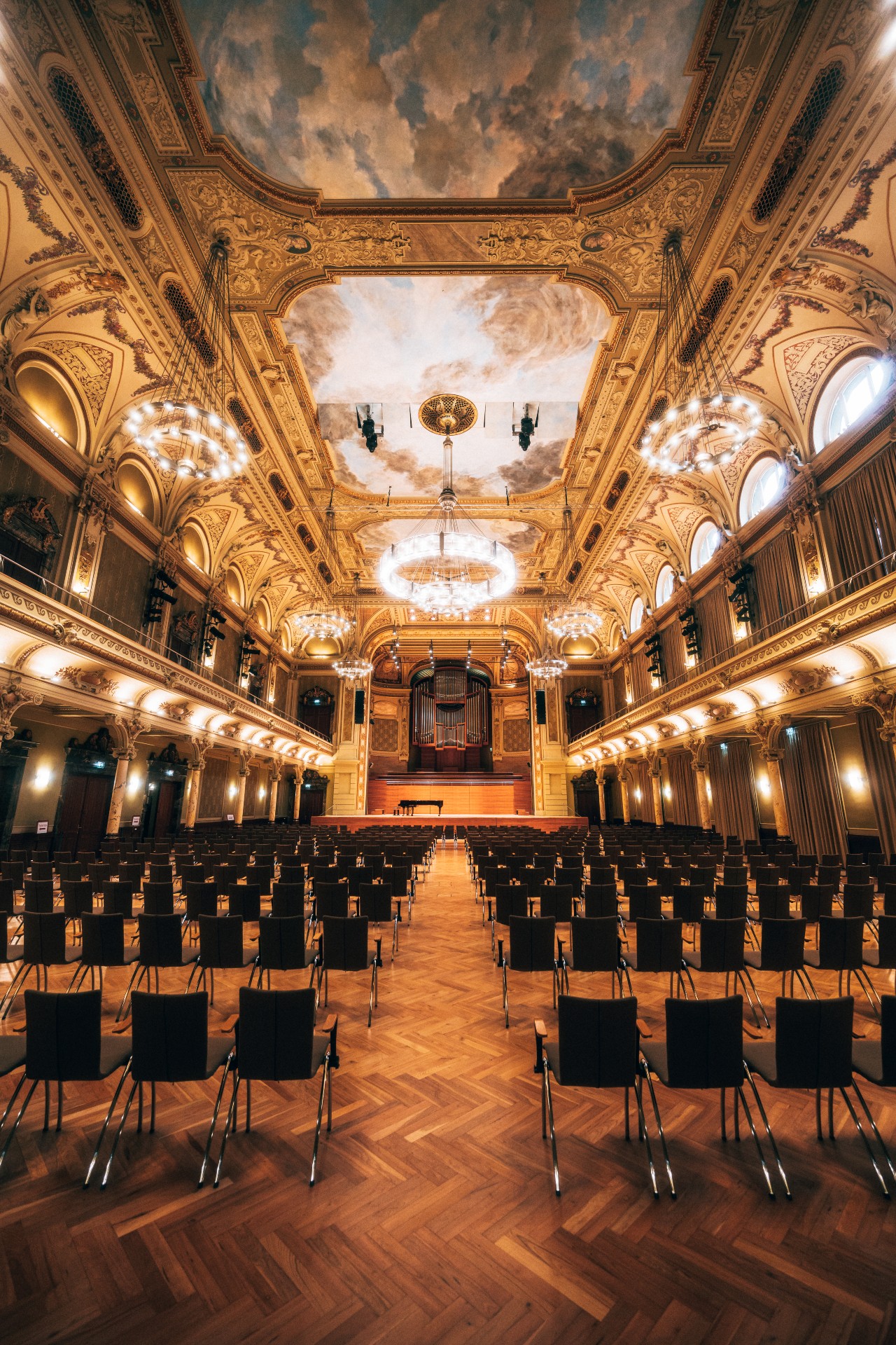 Großer Saal mit Beleuchtung und Bestuhlung in der Historischen Stadthalle Wuppertal © Tourismus NRW e.V./Johannes Höhn