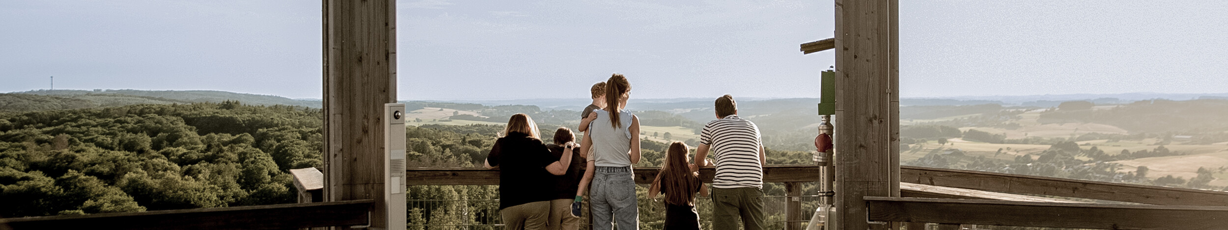 Eine Familie genießt die Aussicht vom Baumwipfelpfad Panarbora im Bergischen Land.