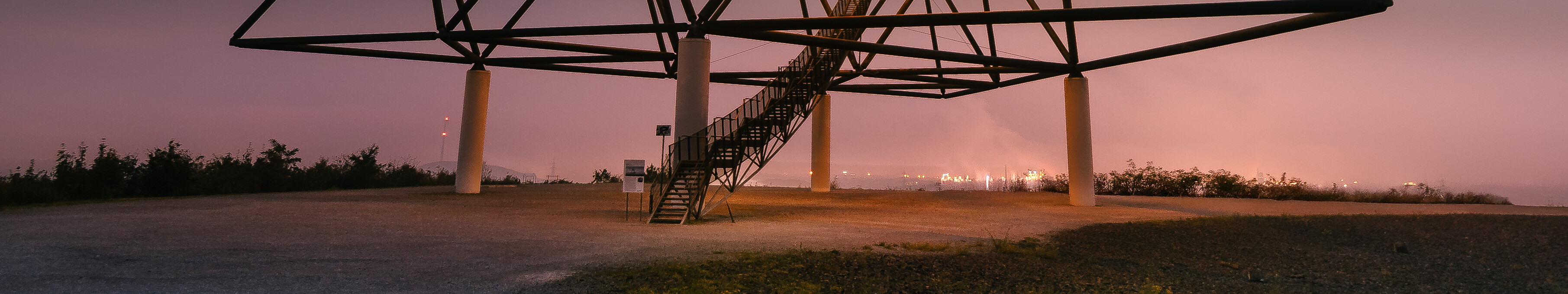 Der Tetraeder in Bottrop ist eine besondere Sehenswürdigkeit: Die begehbare Pyramide auf der Halde Beckstraße bietet einen weiten Panoramablick.