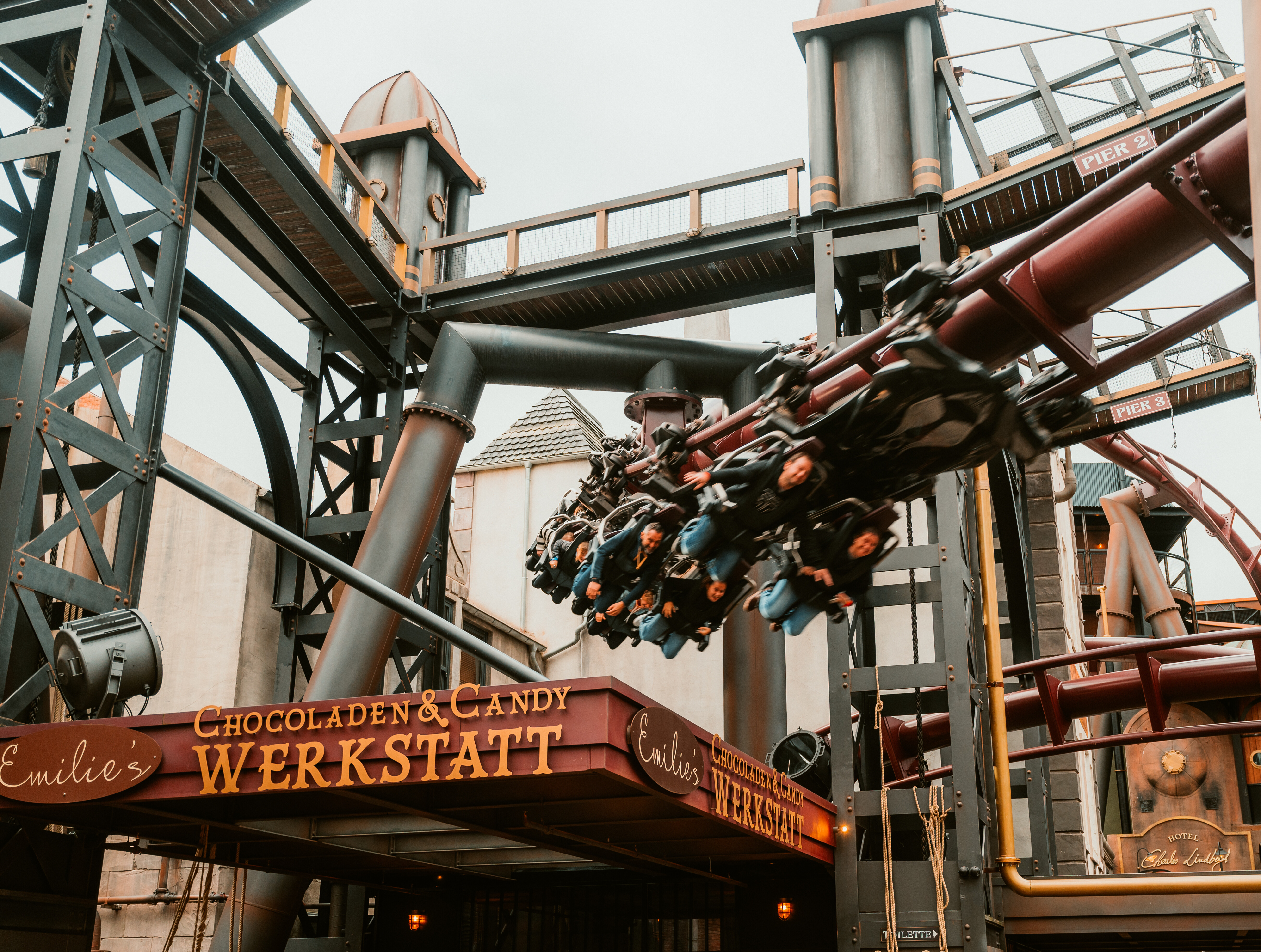 Achterbahn im Phantasialand Brühl © Tourismus NRW e.V./Johannes Höhn Eine Achterbahn fährt im Phantasialand Brühl durch die Themenwelt Rookburgh Candywerkstatt.