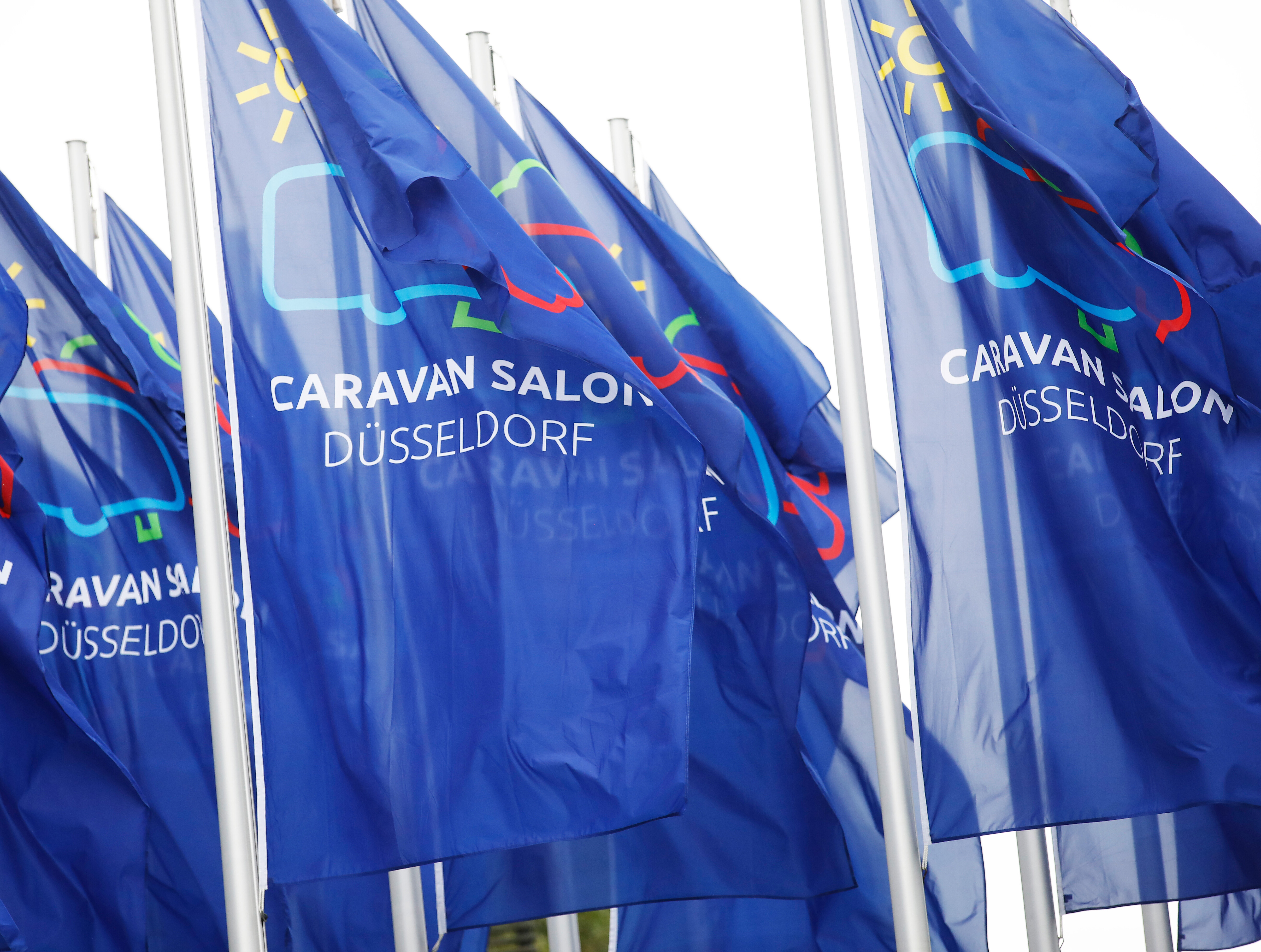 Blaue Caravan-Salon-Fahnen wehen in Düsseldorf. 