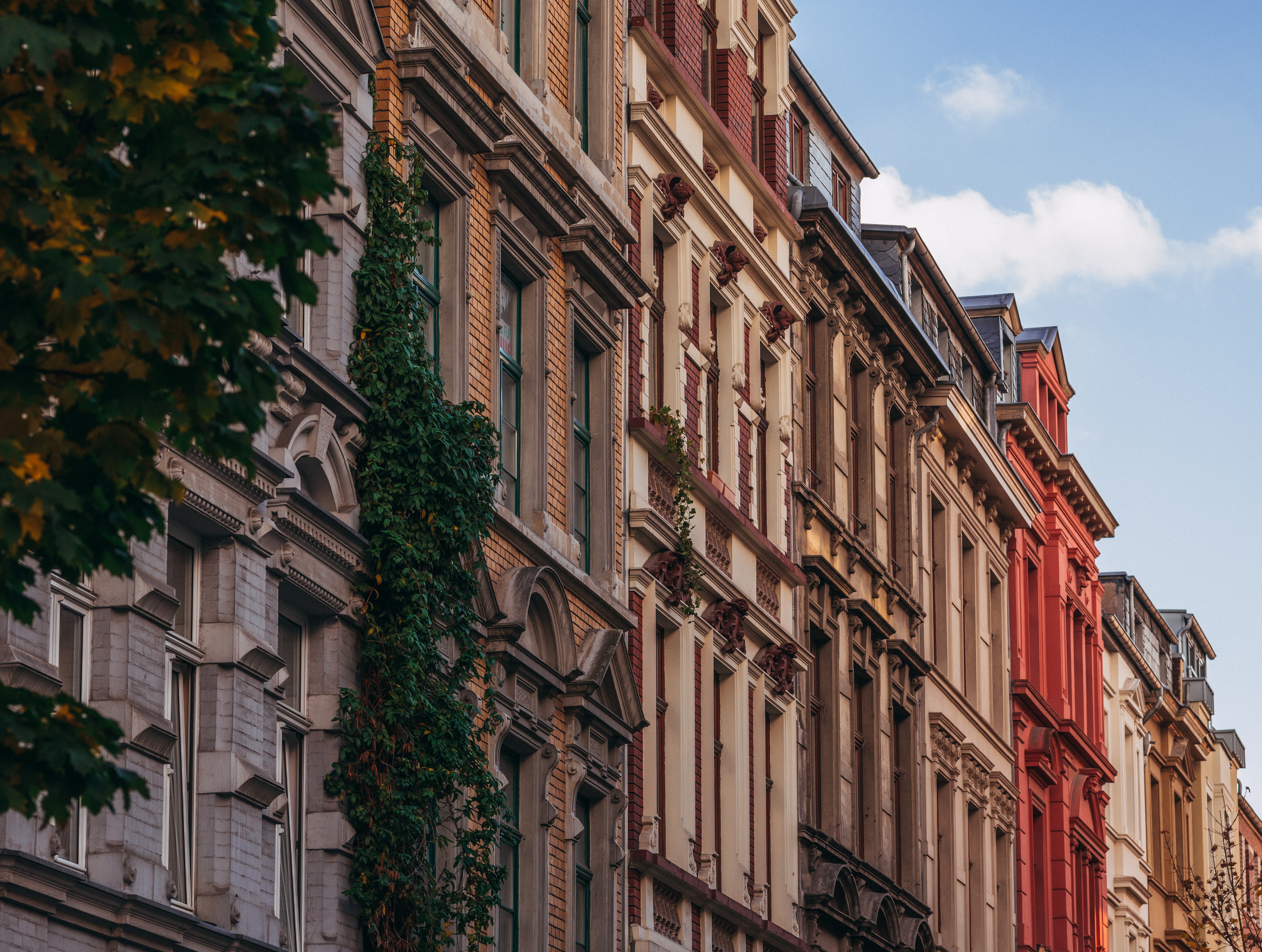 Bunte historische Häuserfassaden in der Merowinger Straße in der Kölner Südstadt