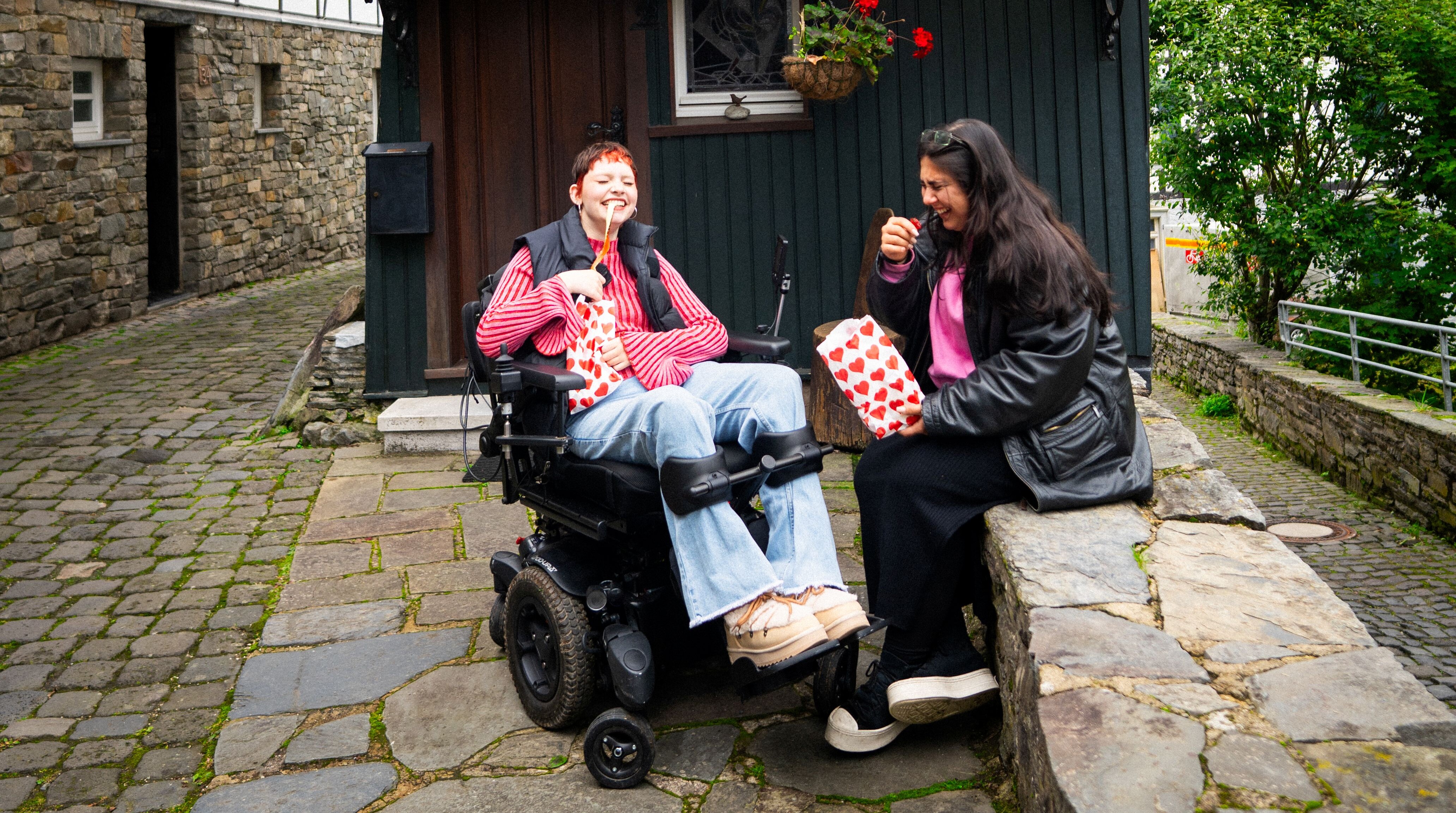 Zwei Freudinnen in der Eifel in Monschau