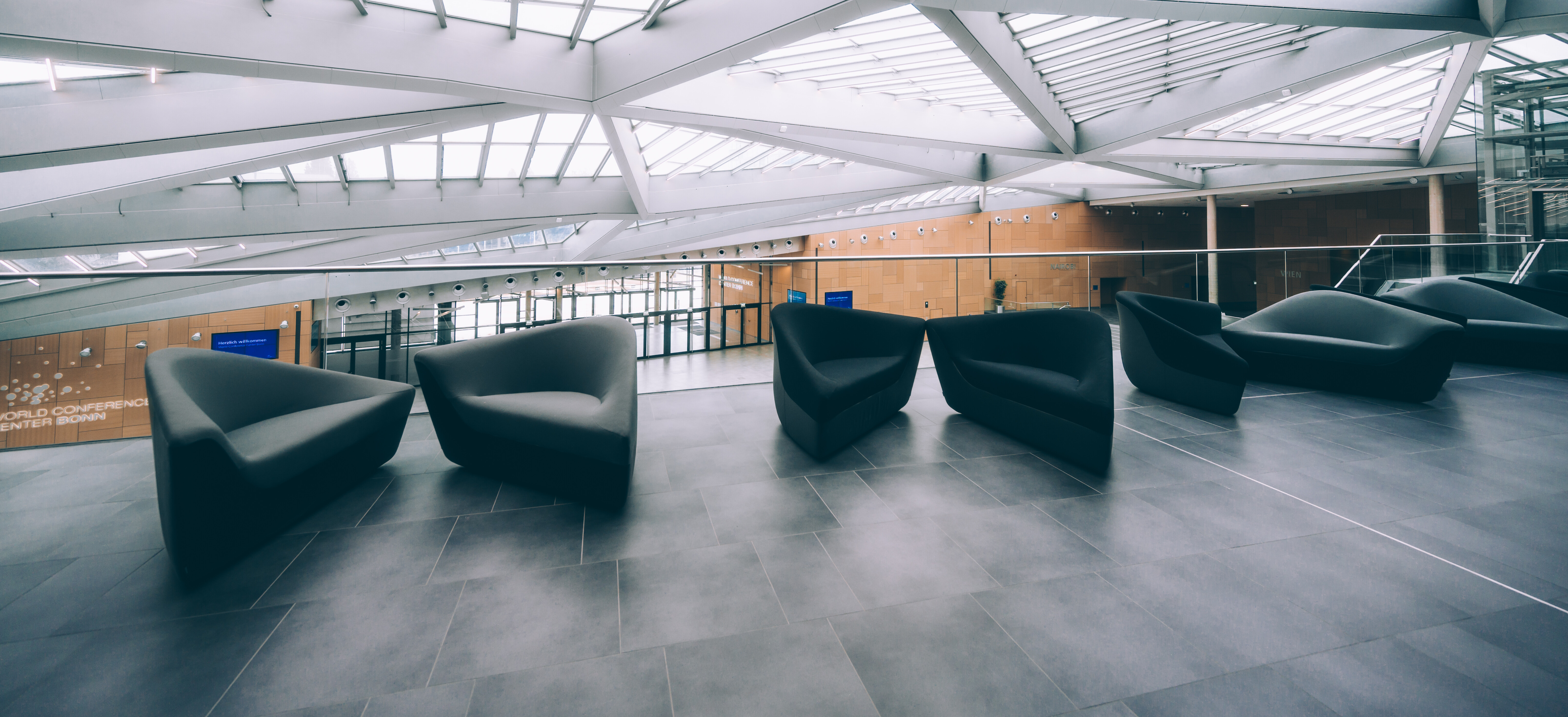 Sessel stehen im Eingangsbereich zum Saal New York im World Conference Center Bonn © Tourismus NRW e.V./Johannes Höhn