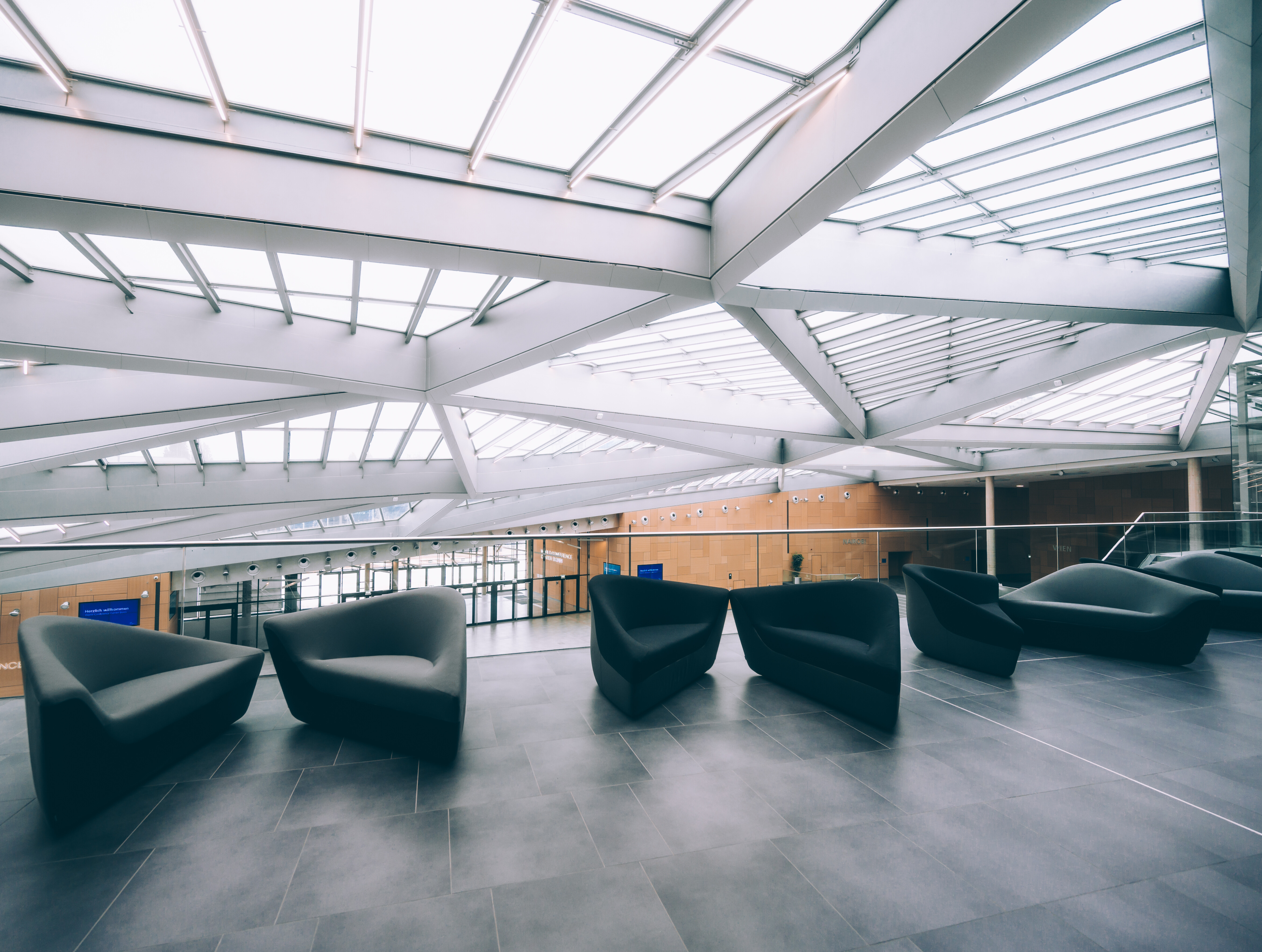 Sessel stehen im Eingangsbereich zum Saal New York im World Conference Center Bonn 