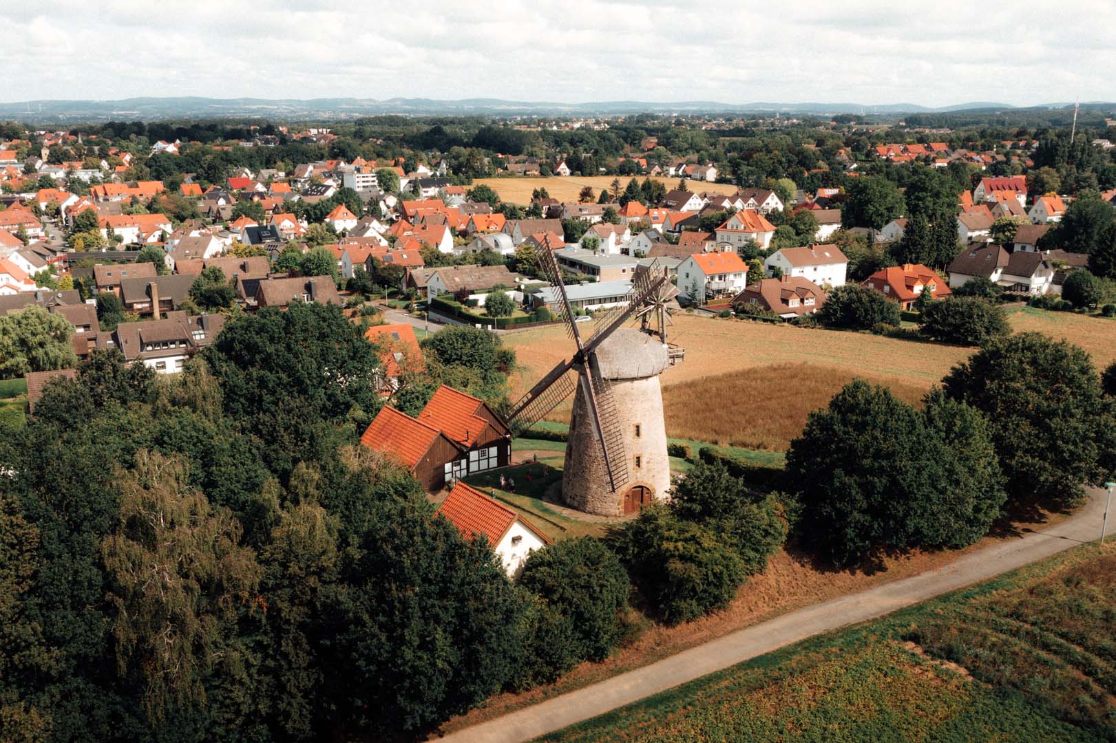 Blick auf die Windmühle Meißen in Minden und di umliegenden Felder und Häuser