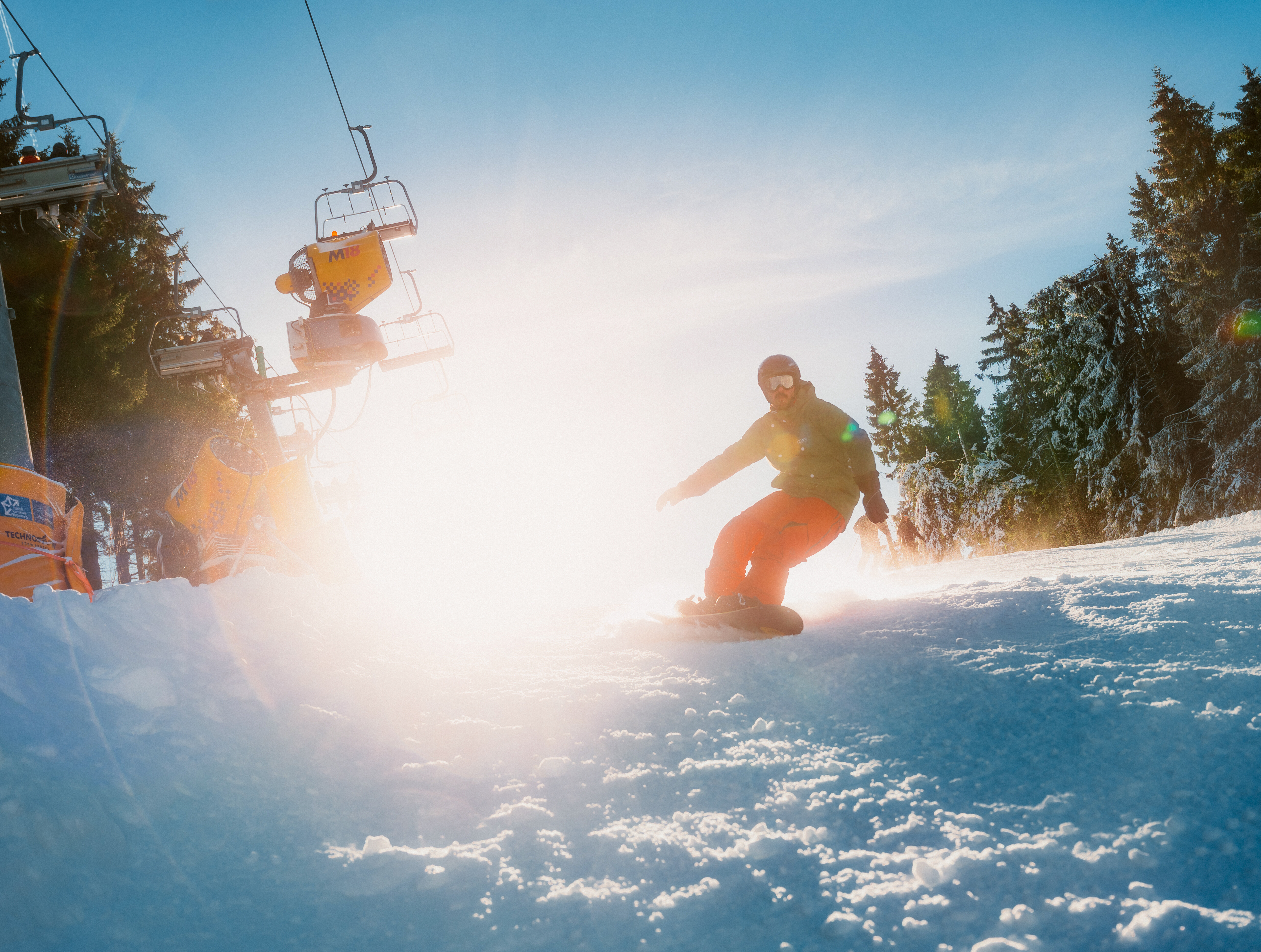 Skifahrer und Sesselbahn in Winterberg