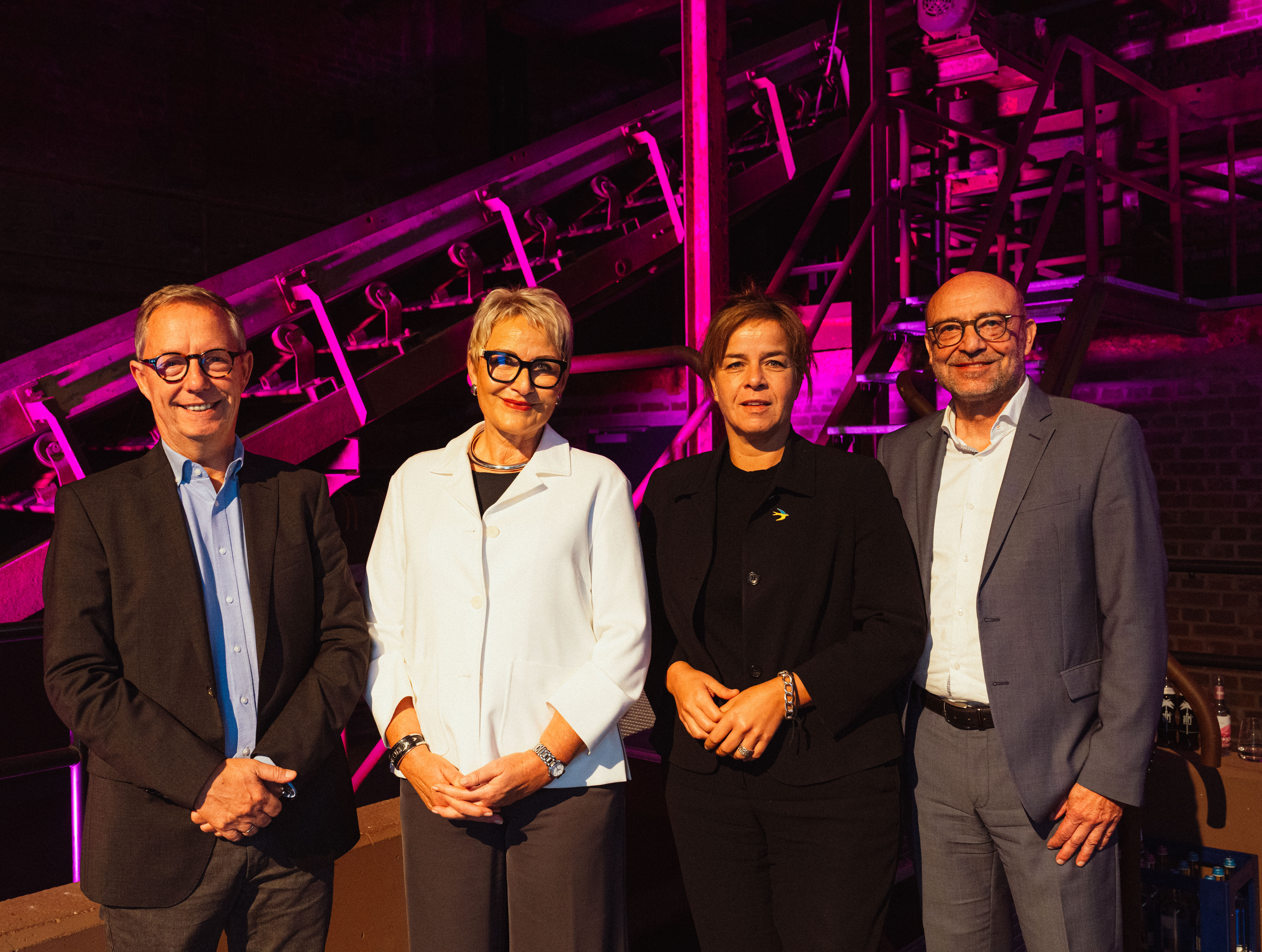 Burkhard Schmidt-Schönefeldt, Dr. Heike Döll-König, NRW-Wirtschaftsministerin Mona Neubaur, Axel Biermann beim Tourismustag NRW x Ruhrgebiet 2026 in Dortmund Mona Neubaur © Tourismus NRW e.V./Thomas Kaup Burkhard Schmidt-Schönefeldt, Aufsichtsratsvorsitzender von Tourismus NRW, Dr. Heike Döll-König, Vorstandsvorsitzende von Tourismus NRW, NRW-Wirtschaftsministerin Mona Neubaur und Axel Biermann, Geschäftsführer von Ruhr Tourismus, beim Tourismustag NRW x Ruhrgebiet 2026 in Dortmund Mona Neubaur