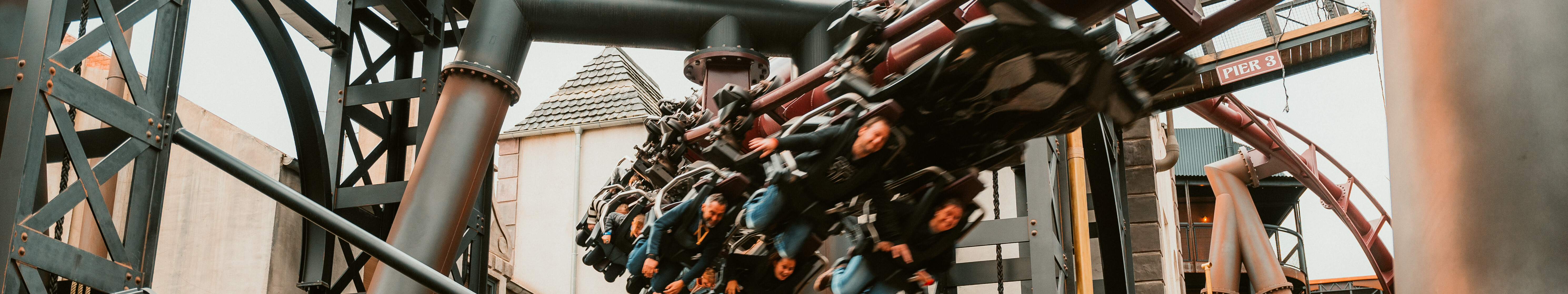 Eine Achterbahn fährt im Phantasialand Brühl durch die Themenwelt Rookburgh Candywerkstatt.