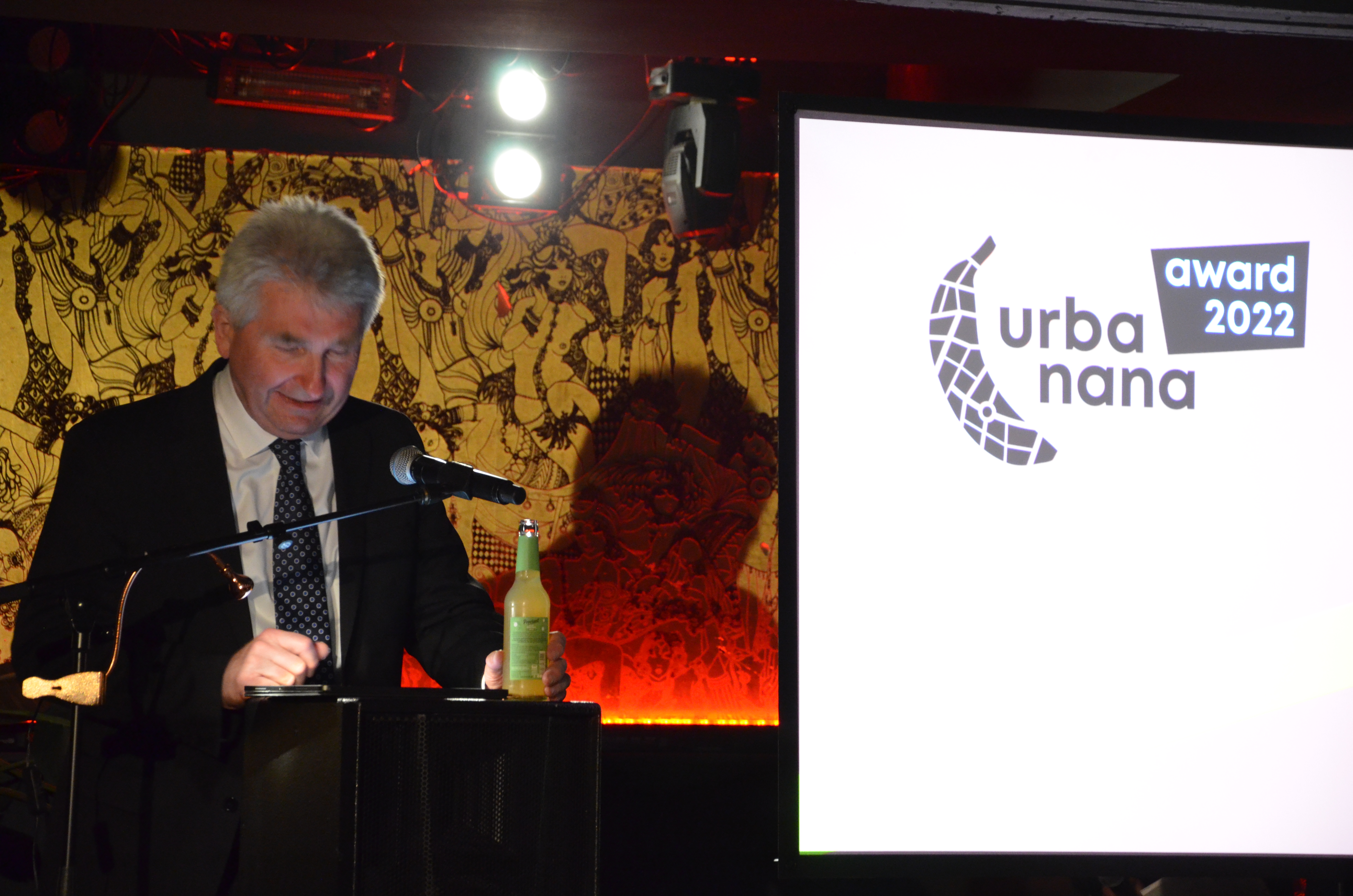 NRW-Wirtschaftsminister Prof. Andreas Pinkwart als Schirmherr auf der Bühne bei der Verleihung der 4. urbanana-Awards im Tanzcafé Oma Doris in Dortmund. 