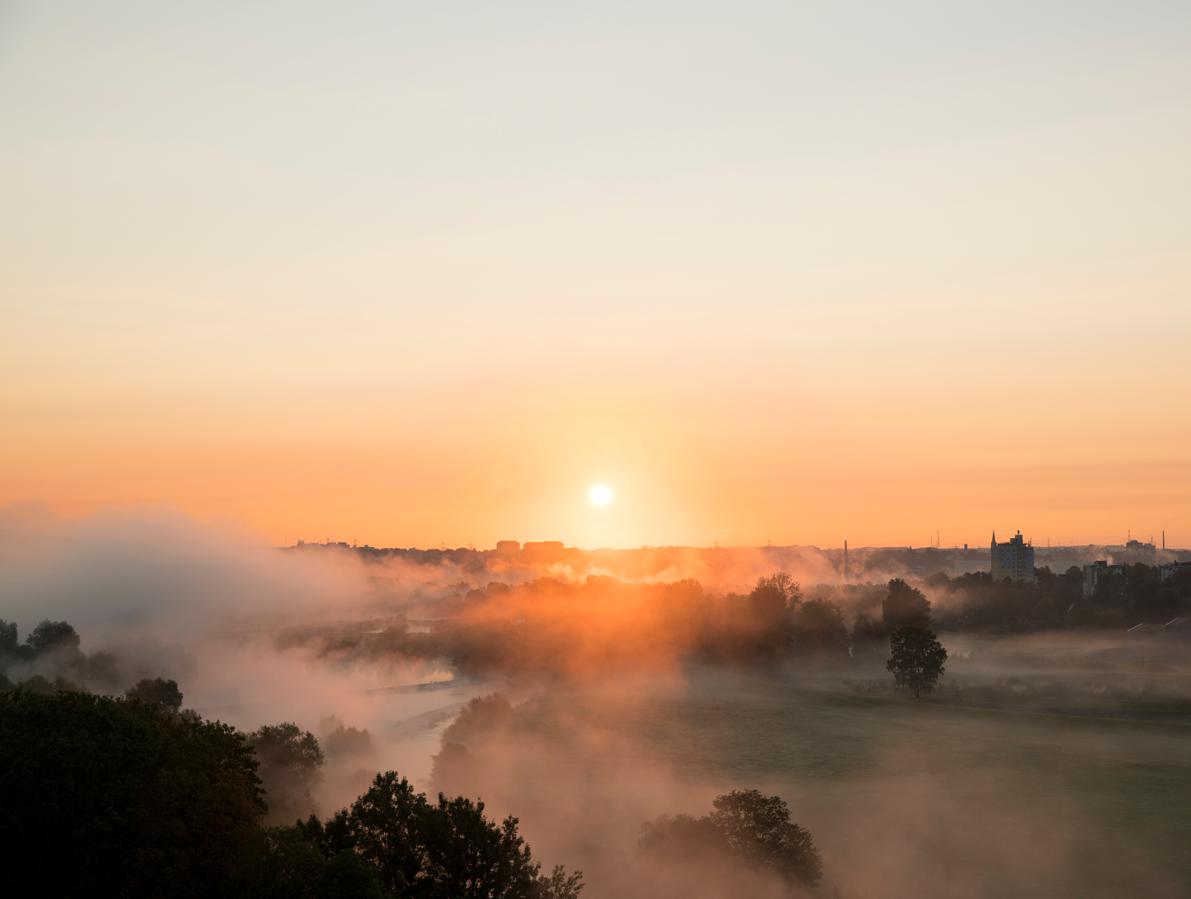 Sonnenaufgang mit Nebelschwanden im Ruhrgebiet. 