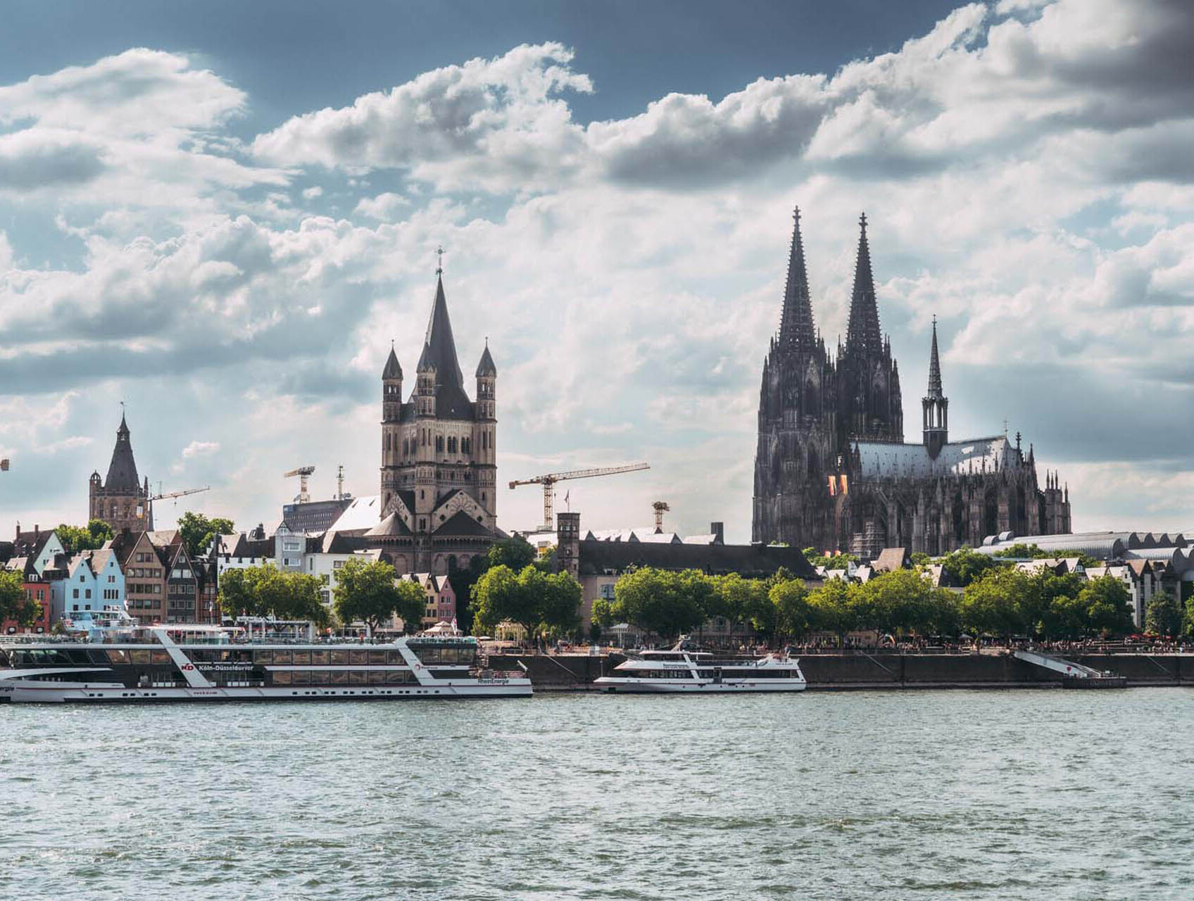 KD-Schiff auf dem Rhein mit Köln-Panorama © Tourismus NRW e.V./Johannes Höhn KD-Schiff auf dem Rhein mit Köln-Panorama