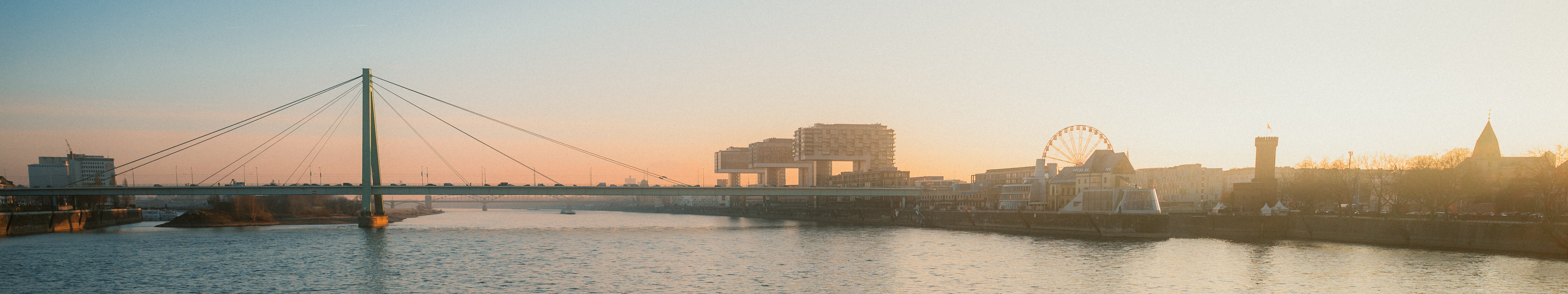 Strandkörbe auf dem Bug eines Schiffes, das auf dem Rhein bei Köln fährt