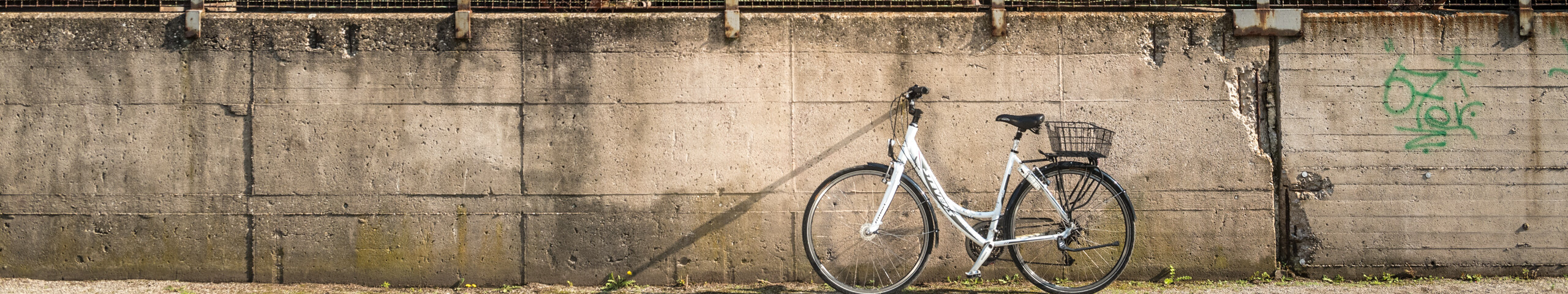 Ein Fahrrad steht vor dem Kühlwerk im Landschaftspark Duisburg-Nord © Tourismus NRW e.V./Dominik Ketz