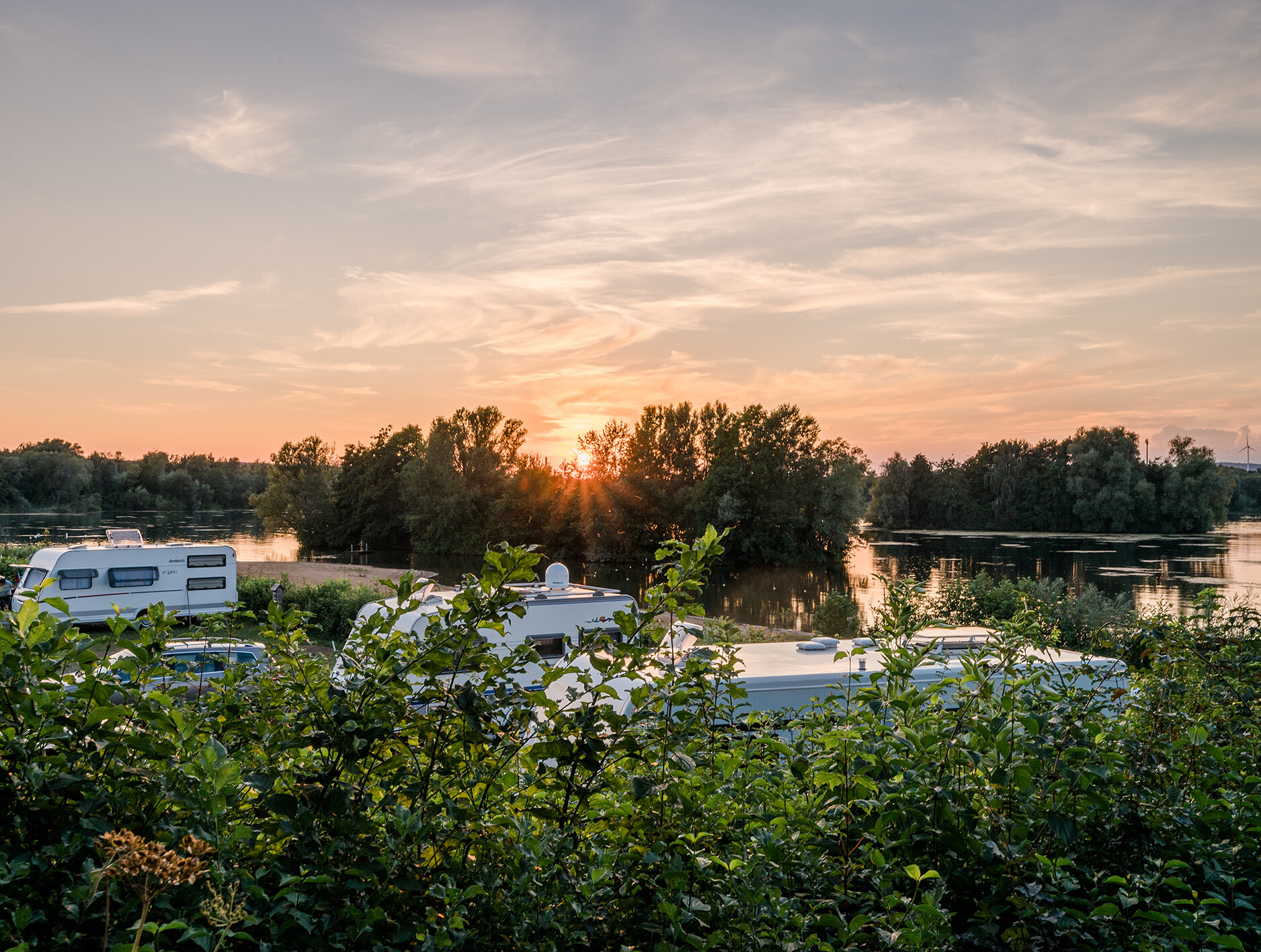 Wohnwagen und Wohnmobile stehen im Campingpark Kalletal im Kreis Lippe am Stemmer See