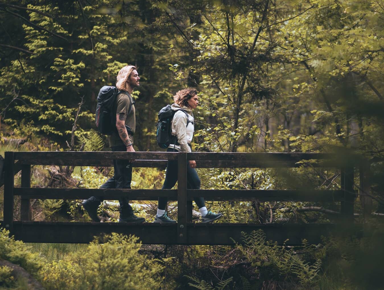 Zwei Personen wandern über eine Brücke auf dem Rothaarsteig