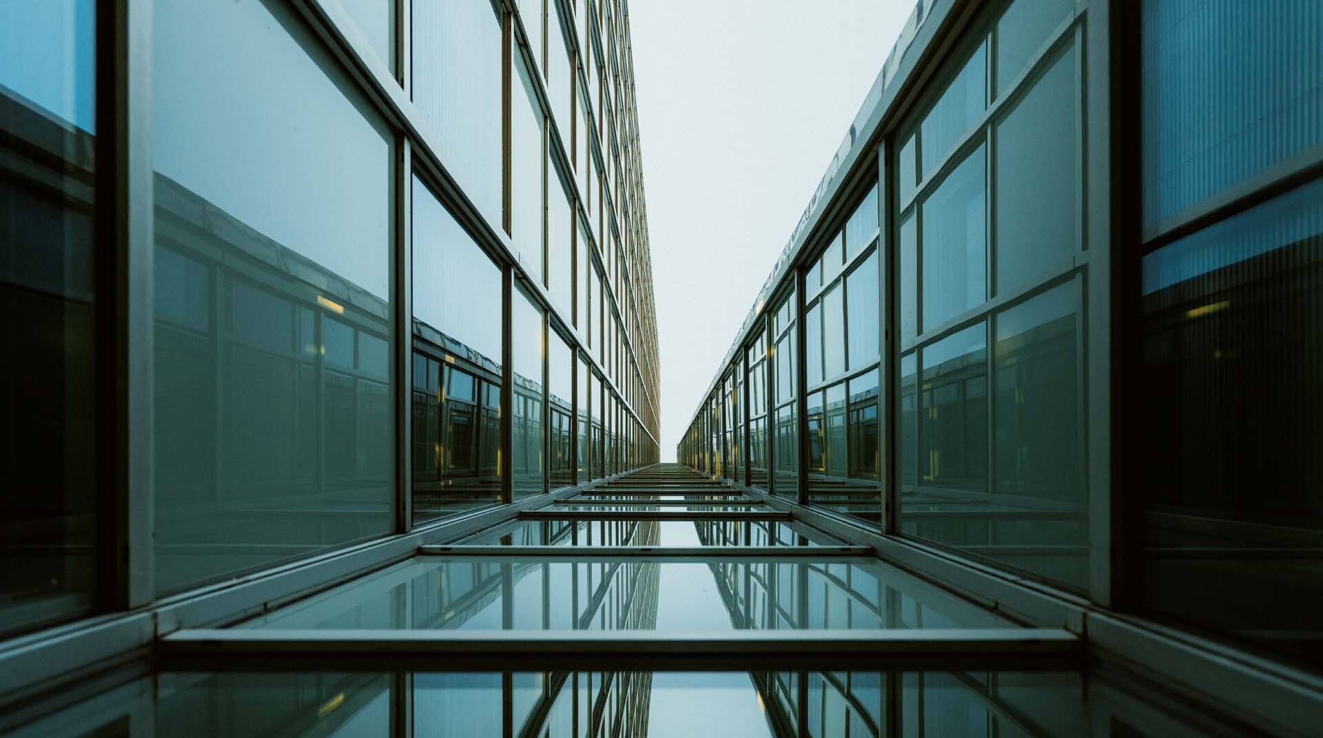 Glasfenster am Dreischeibenhaus in Düsseldorf aus der Froschperspektive 