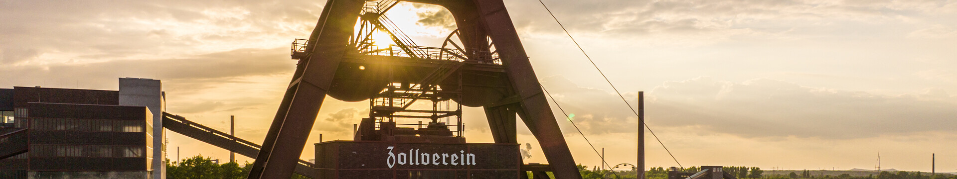 Der markante Doppelbock-Turm von Zeche Zollverein in Essen vor Sonnenuntergang