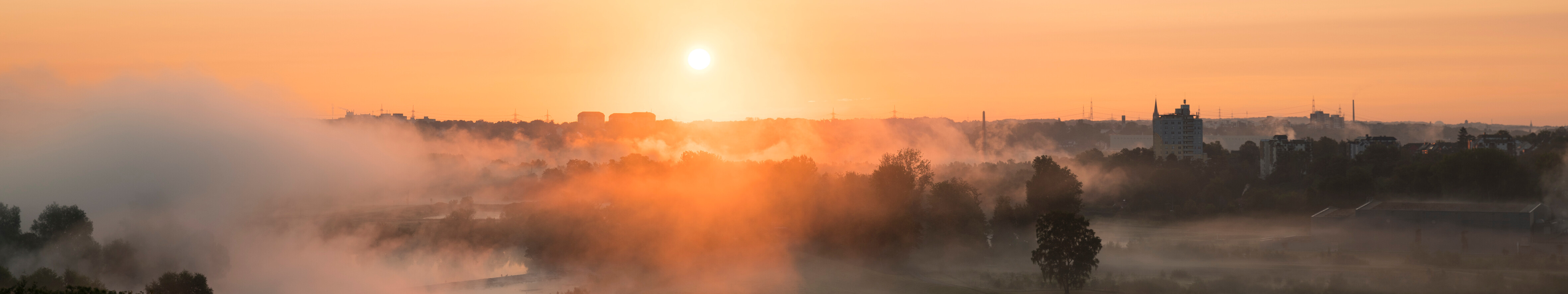 Sonnenaufgang mit Nebelschwanden im Ruhrgebiet. 