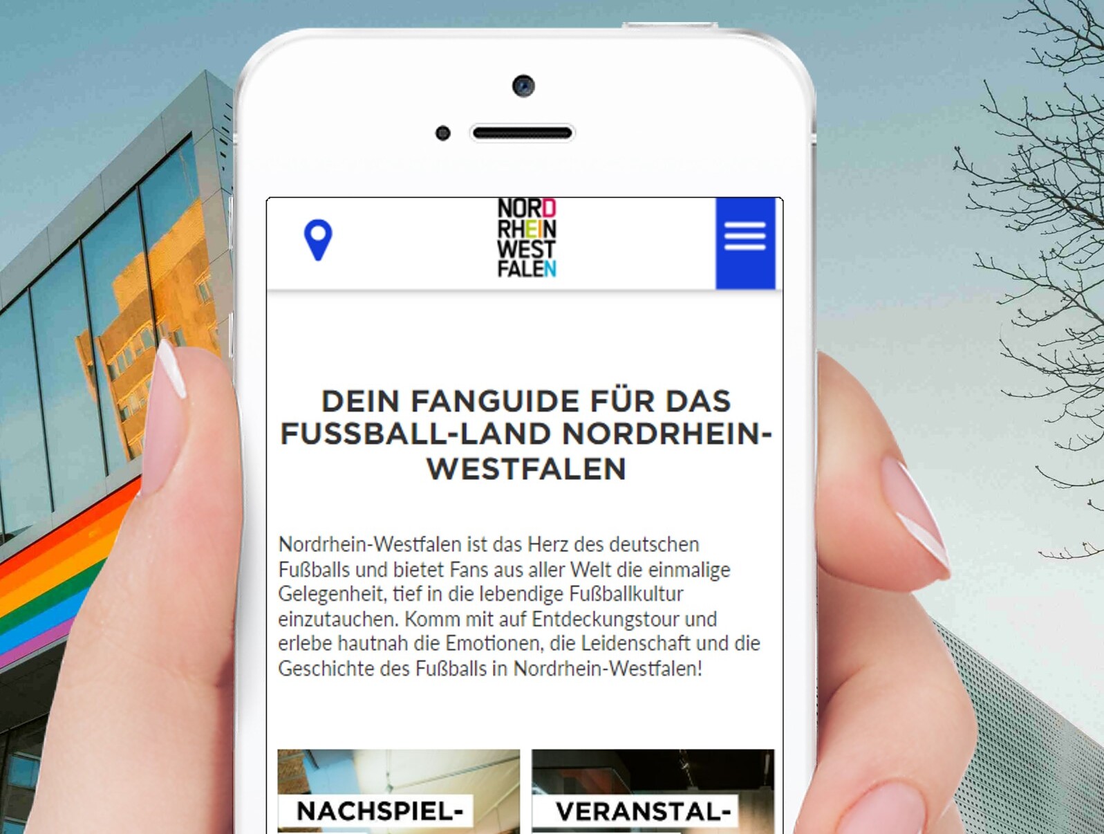 Eine Hand hält ein Smartphone in der Hand, auf dem der Fanguide.NRW aufgerufen ist.